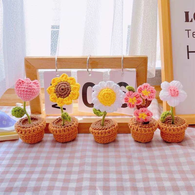 Chậu hoa mini bằng len trang trí bàn học