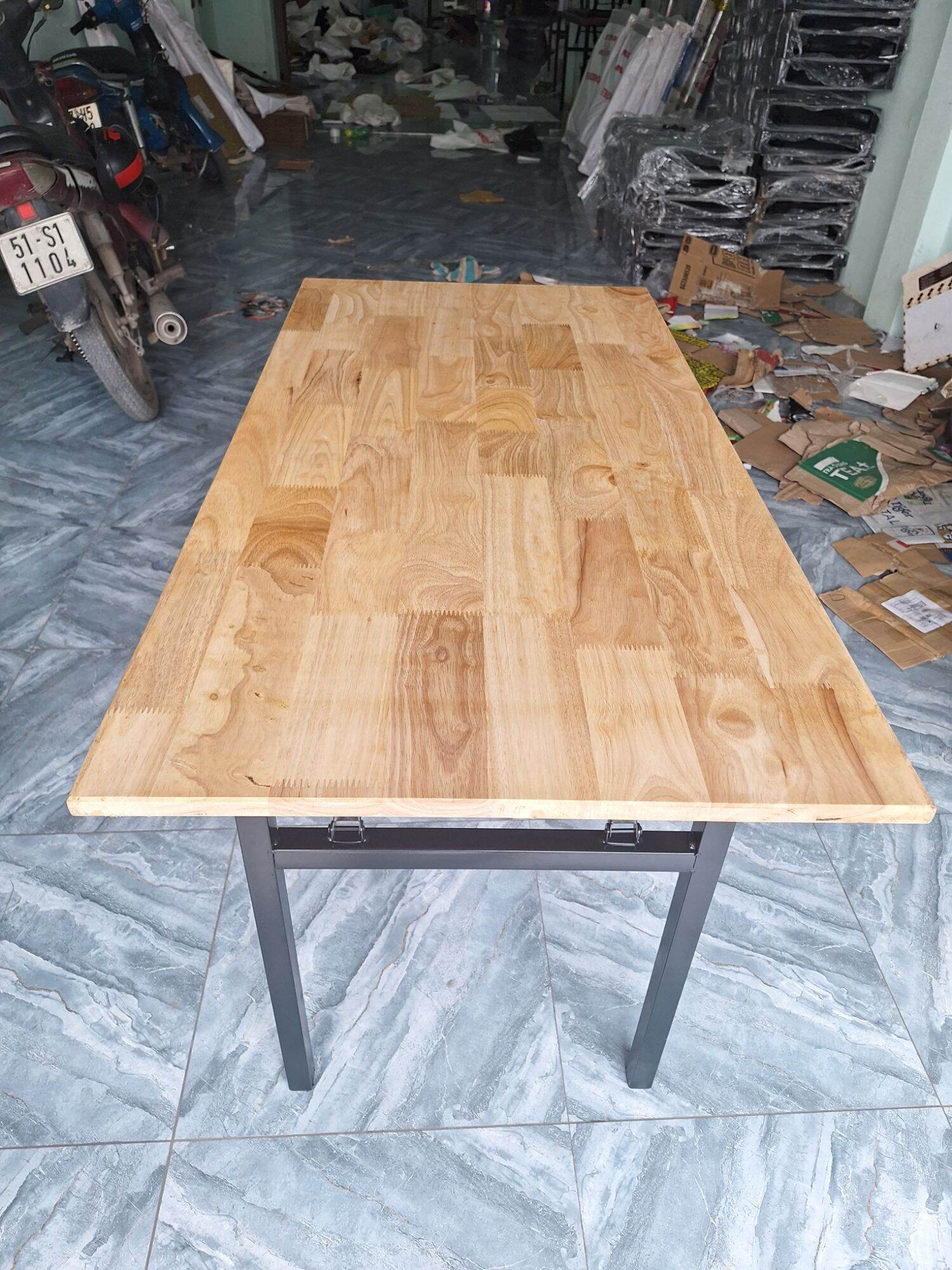 Bàn làm việc 700k/ cái.Mặt gỗ cao su,chân xếp gọn,cao 75cm rộng 40cm dài 1m2