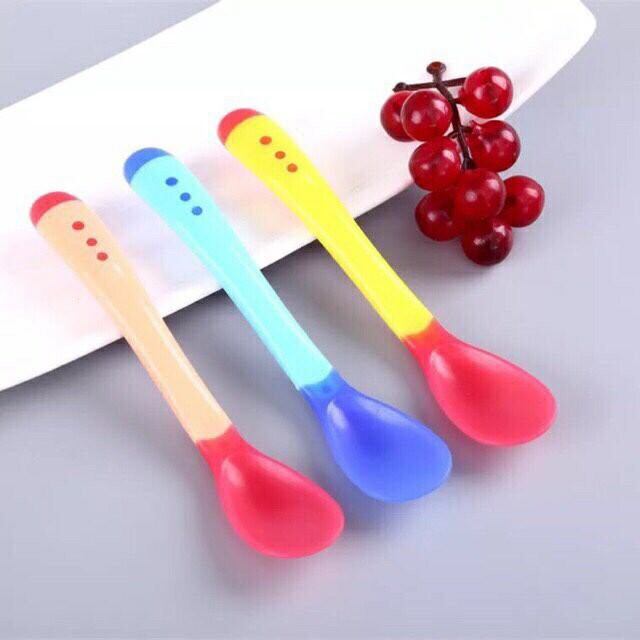 Thìa ăn dặm báo nóng cho bé yêu