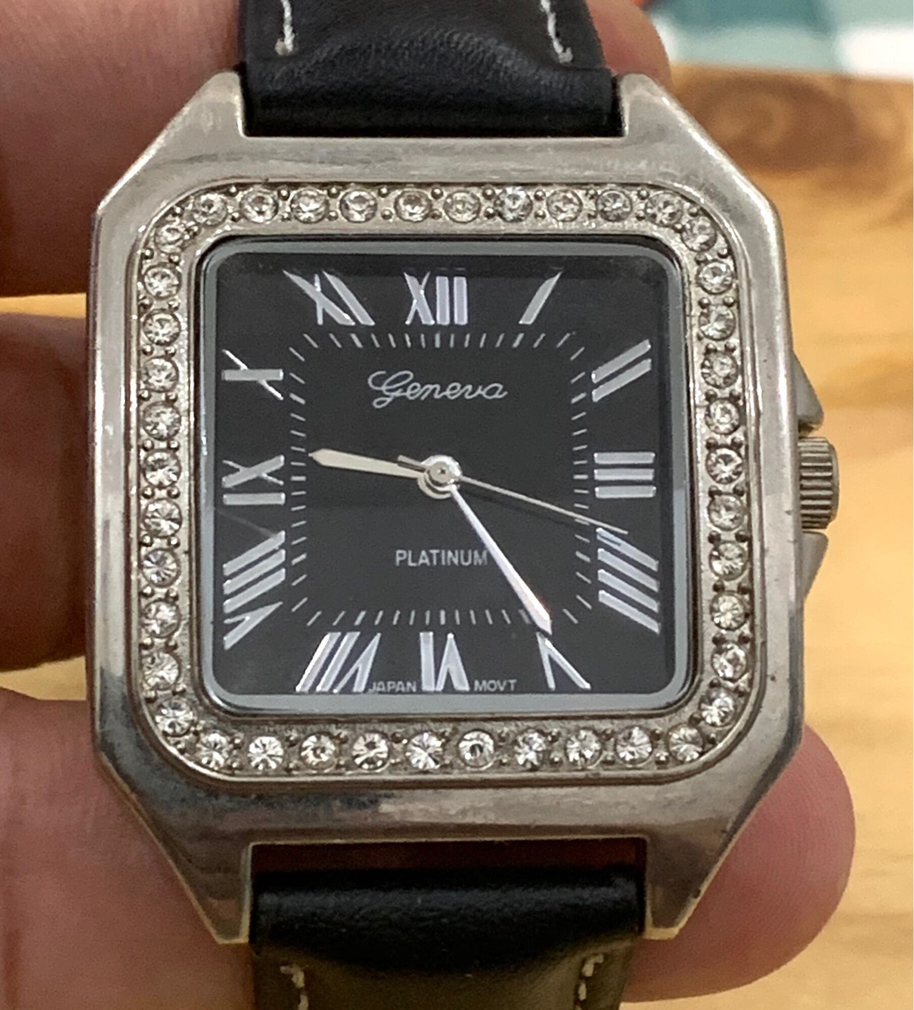 Đồng hồ nam thời trang,hàng secondhand.máy japan 100%.mặt đính đá,size 38*38.dây da mới,size 20.hiệu geneva