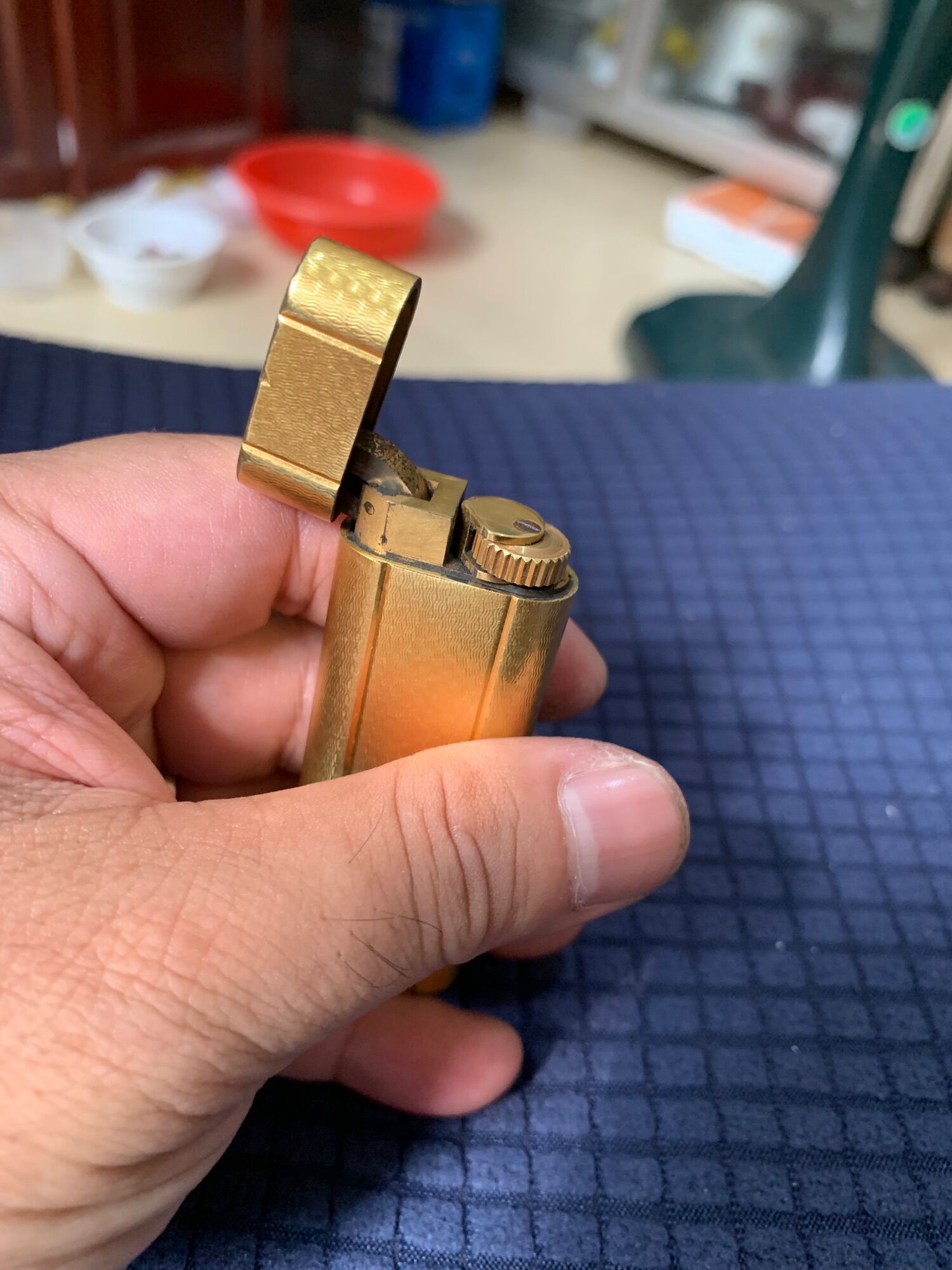 Bật lửa Cartier mạ vàng.