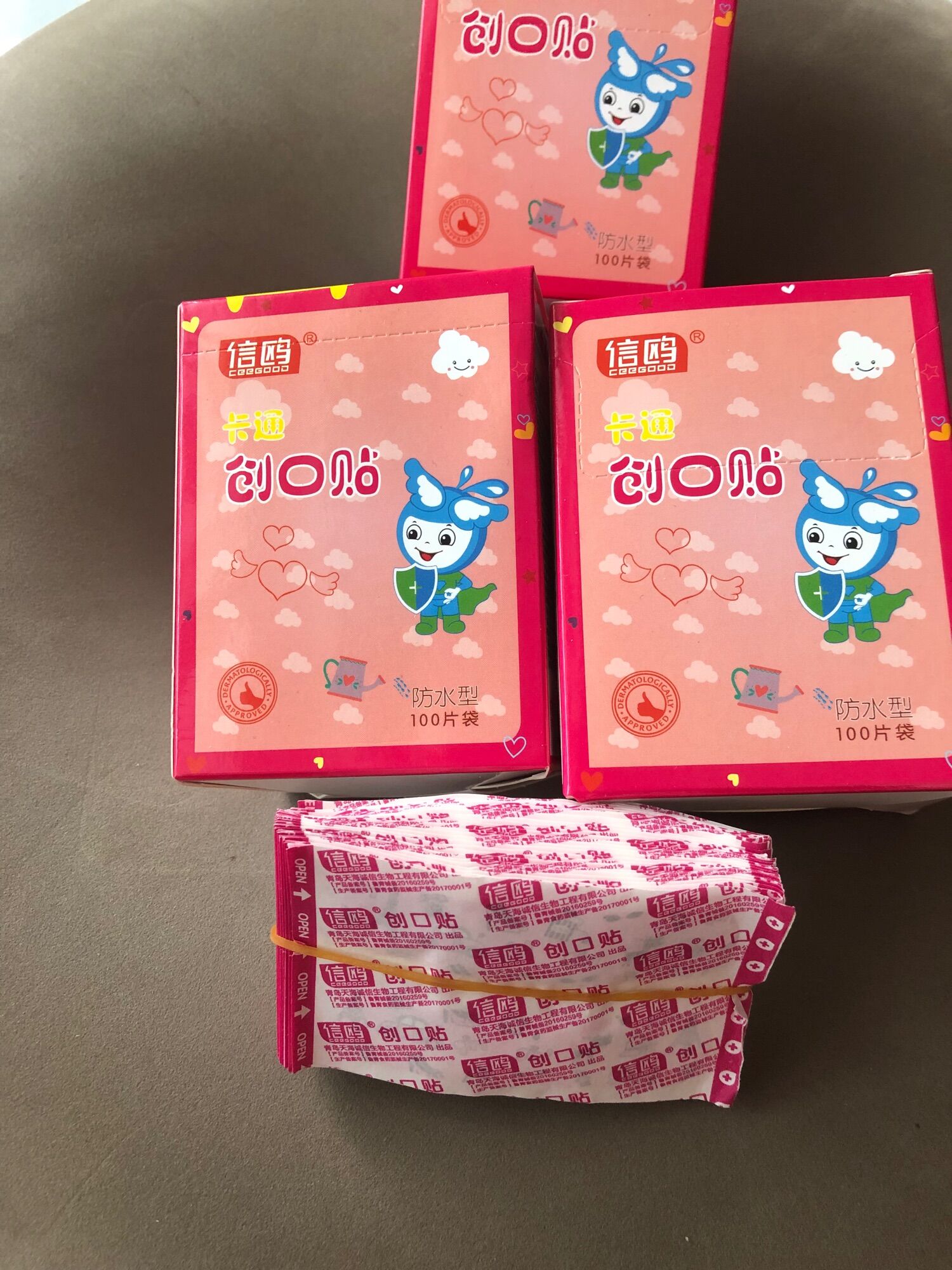 Băng keo cá nhân chống thấm nước hình cute hộp 100miếng có bán lẻ