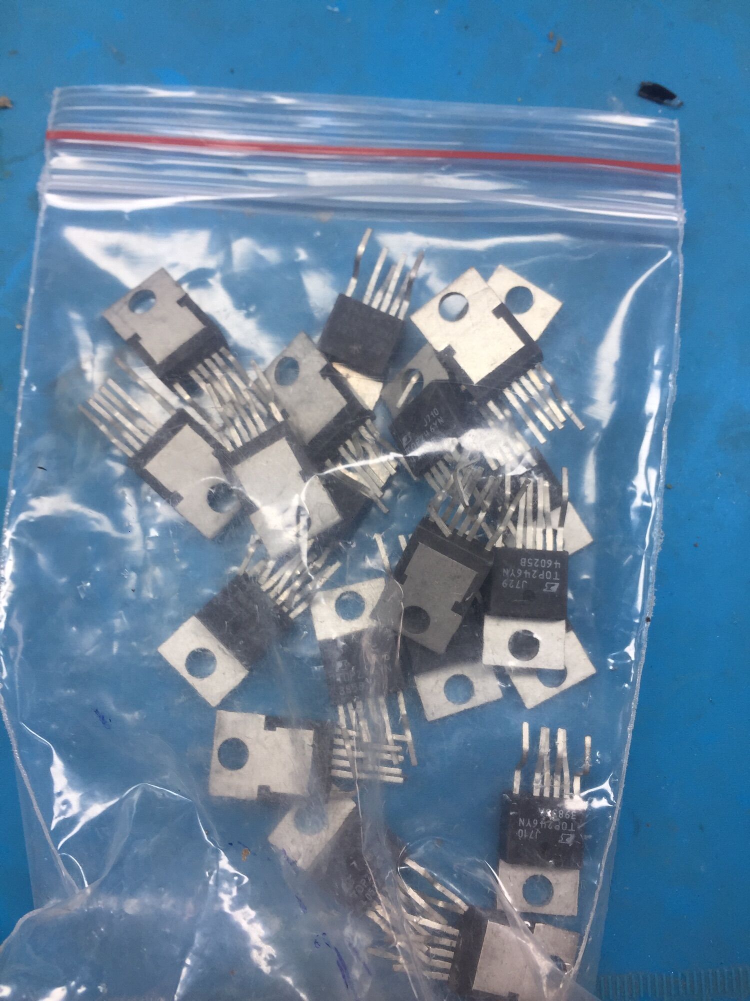 ic nguồn TOP261YN