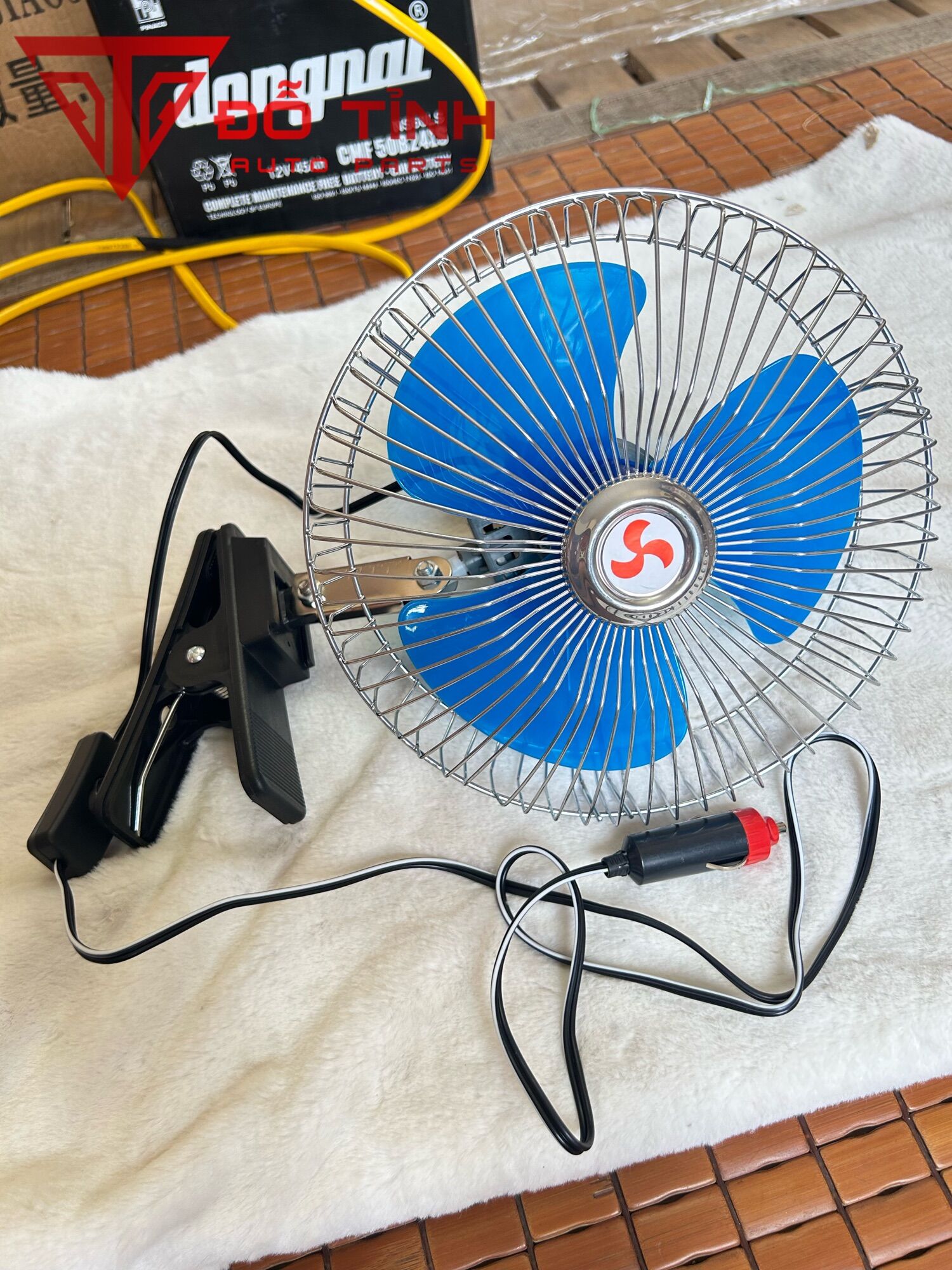 Quạt mini trên ô tô. Quạt kẹp cánh xanh 12/24v có công tắc chắn tẩu sạc.