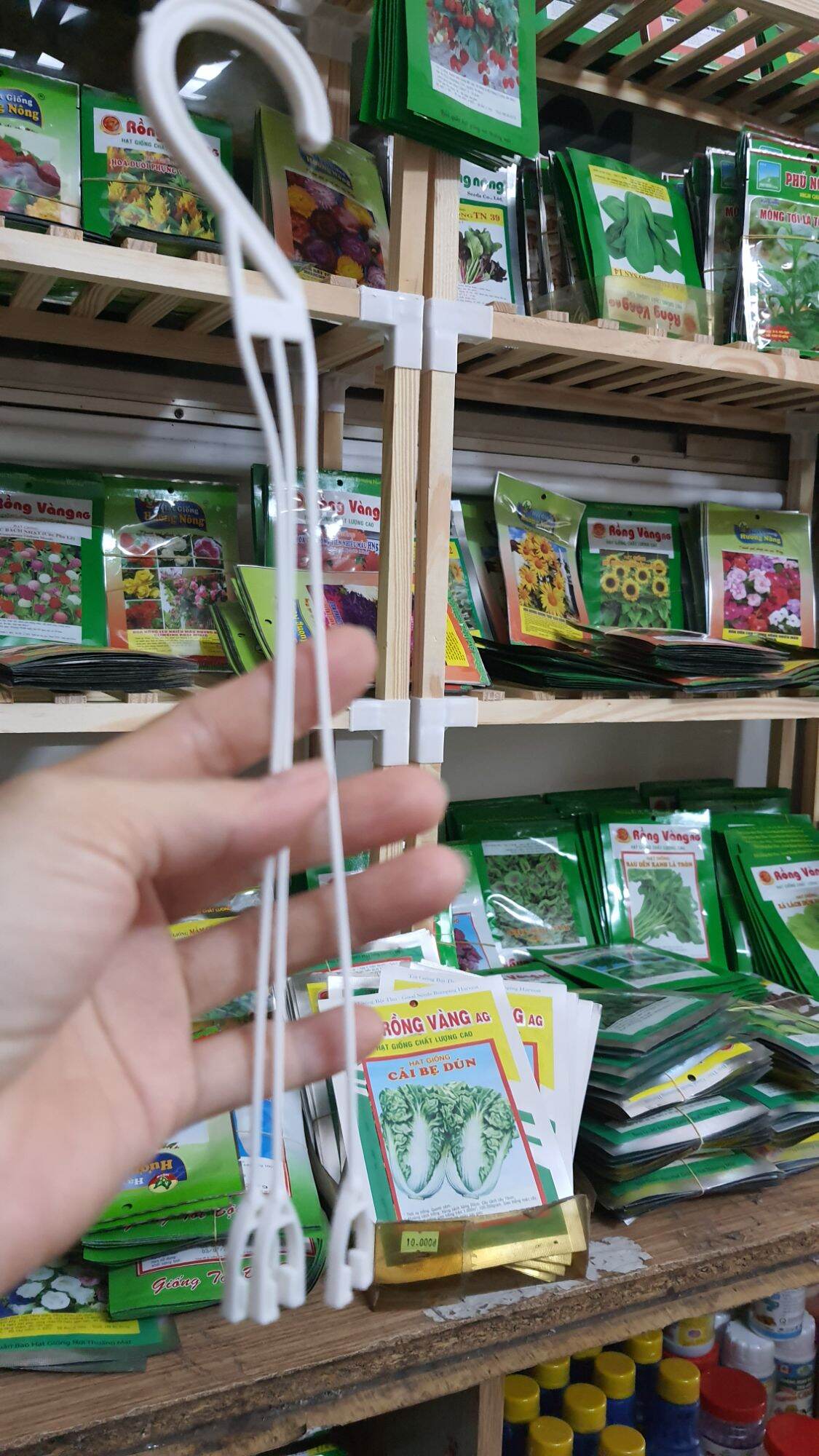 móc treo chậu nhựa