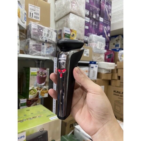 Máy cạo râu du lịch S1301/02, cạo râu dễ dàng và êm ái.