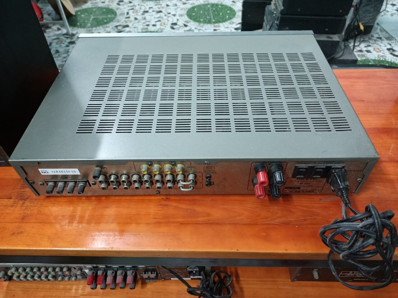 Amply Onkyo R-100