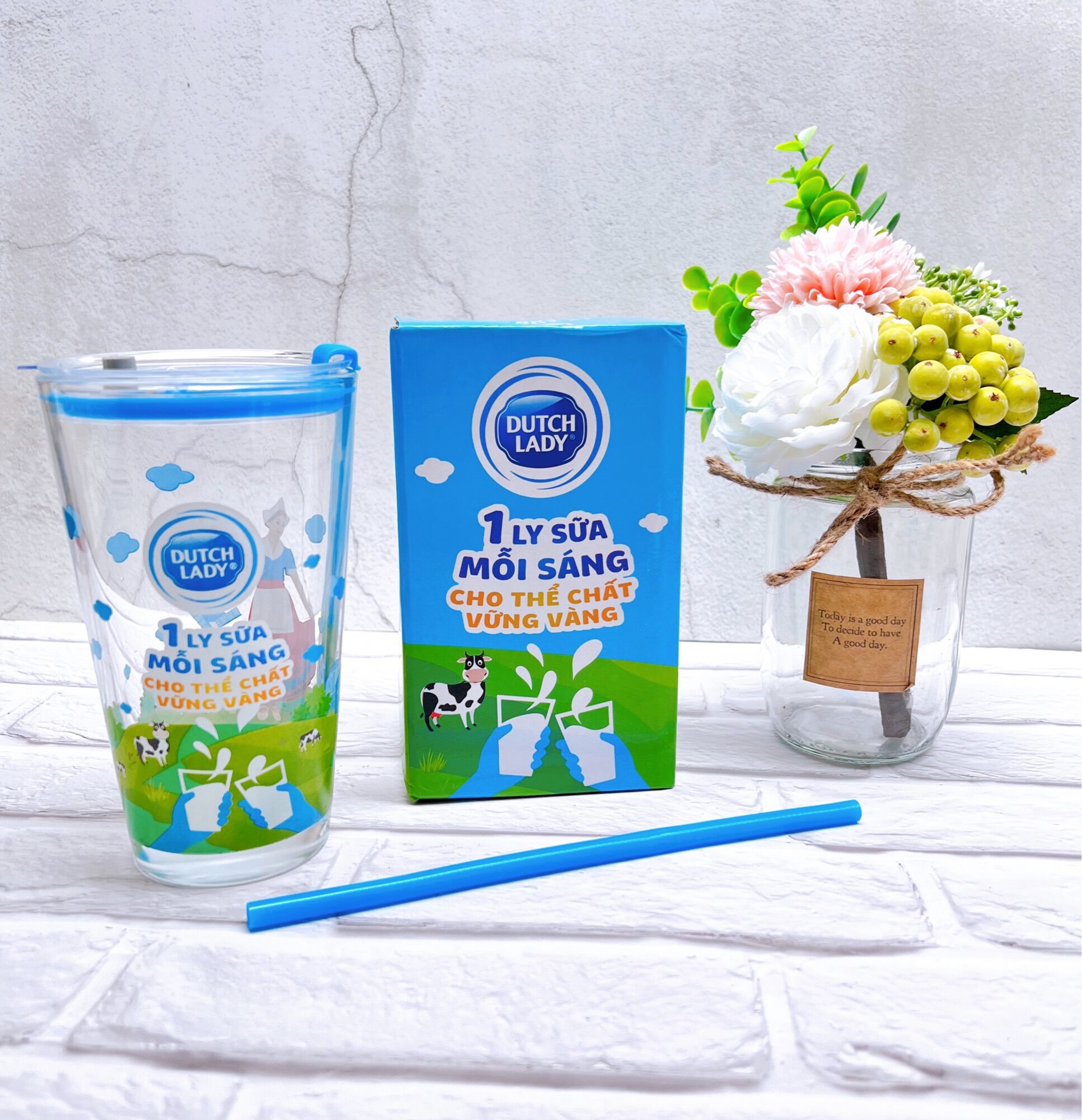 Ly thuỷ tinh kèm nắp và ống hút