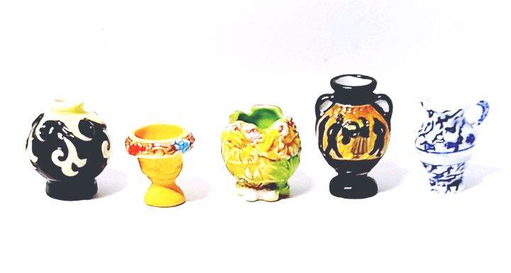 Những bình hoa và bình trà bằng sứ tí hon
