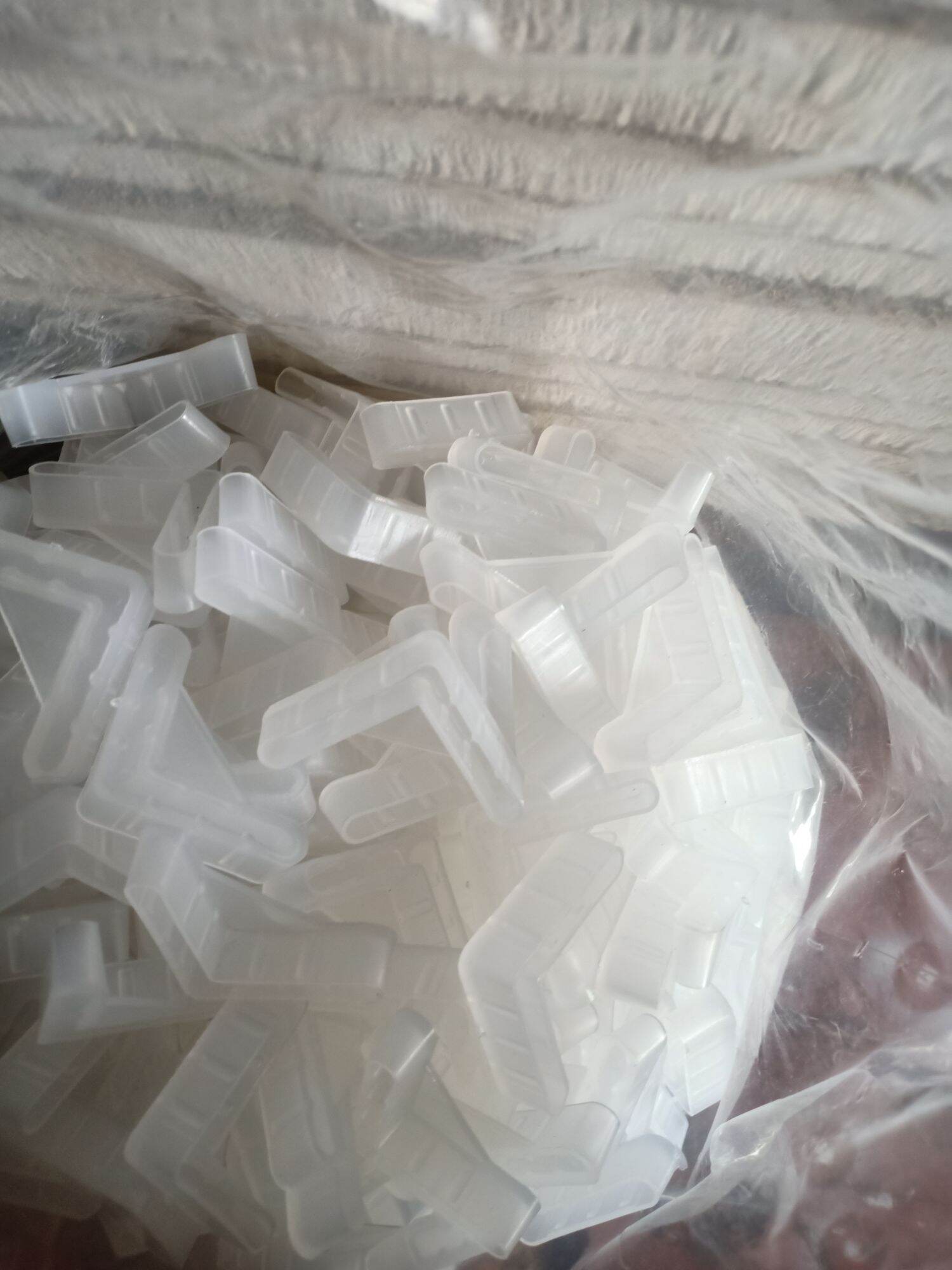 [8 chân nhựa] chân nhựa sắt v lỗ 3*3