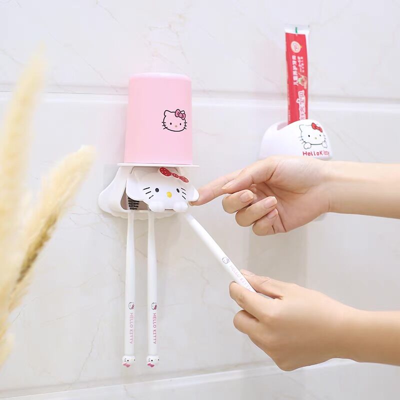 Kệ treo bàn chải kèm ly và dụng cụ lấy kem tự động hello kitty