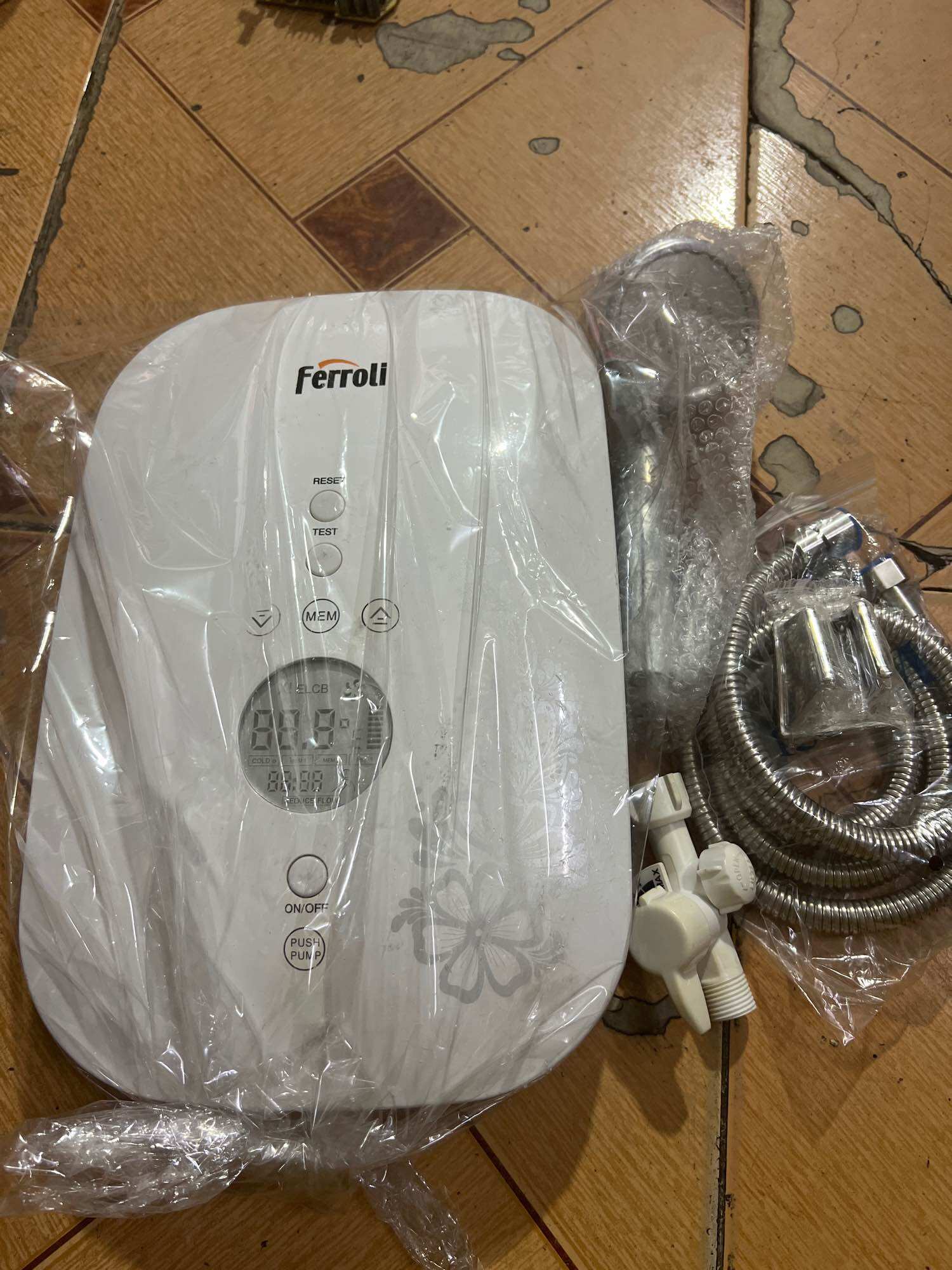 Máy tắm nước nóng trực tiếp có bơm trợ lực hãng ferroli củ