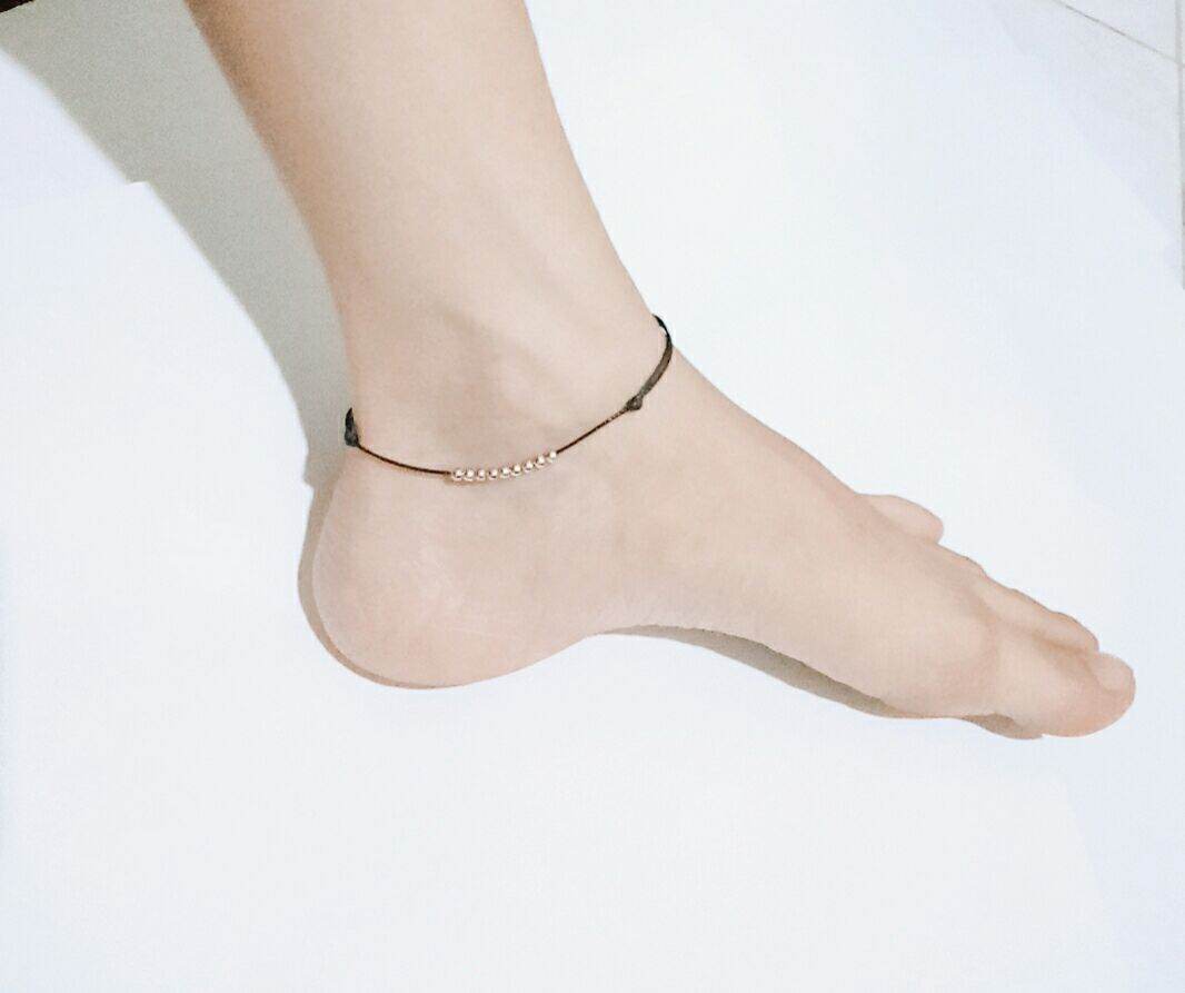 Lắc chân chỉ đỏ chỉ đen mix hạt bi dễ thương ảnh thật tự chụp
