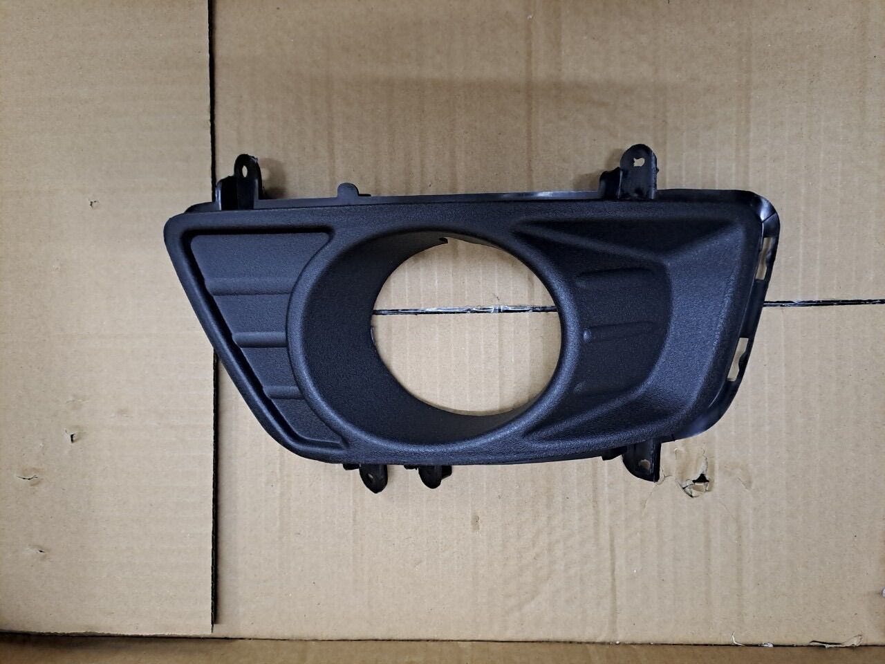 ỐP ĐÈN GẦM KIA CAREN