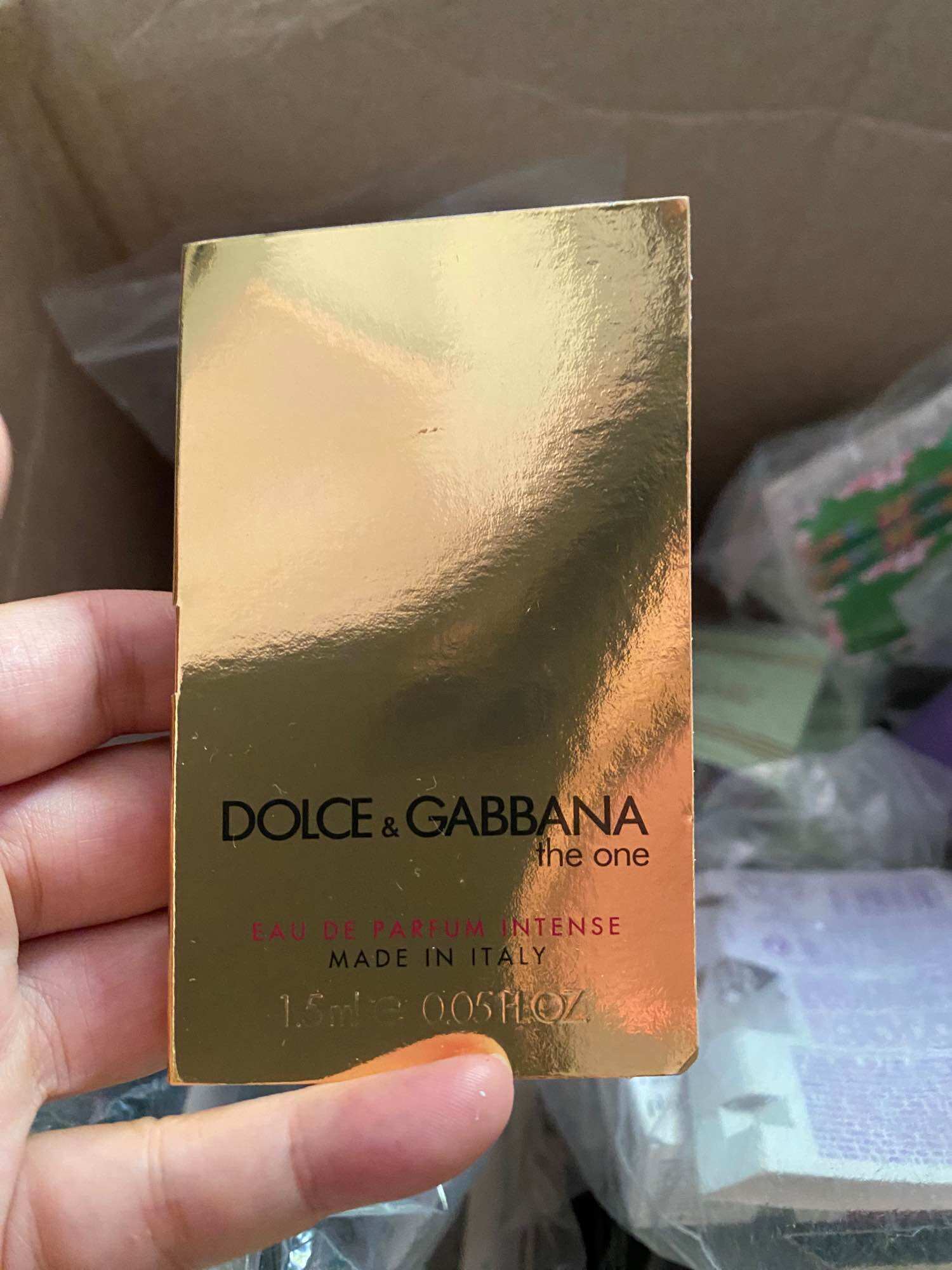 Dolce & Gabbana The One Eau de Parfum Intense, chai 1.5ml, xuất xứ Ý, màu vàng kim loại, thiết kế sang trọng.