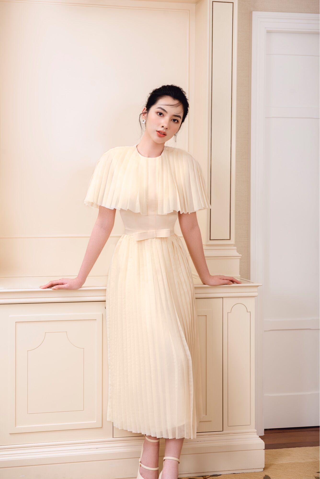 LARMES - Đầm kem phối dập li nơ eo Angle