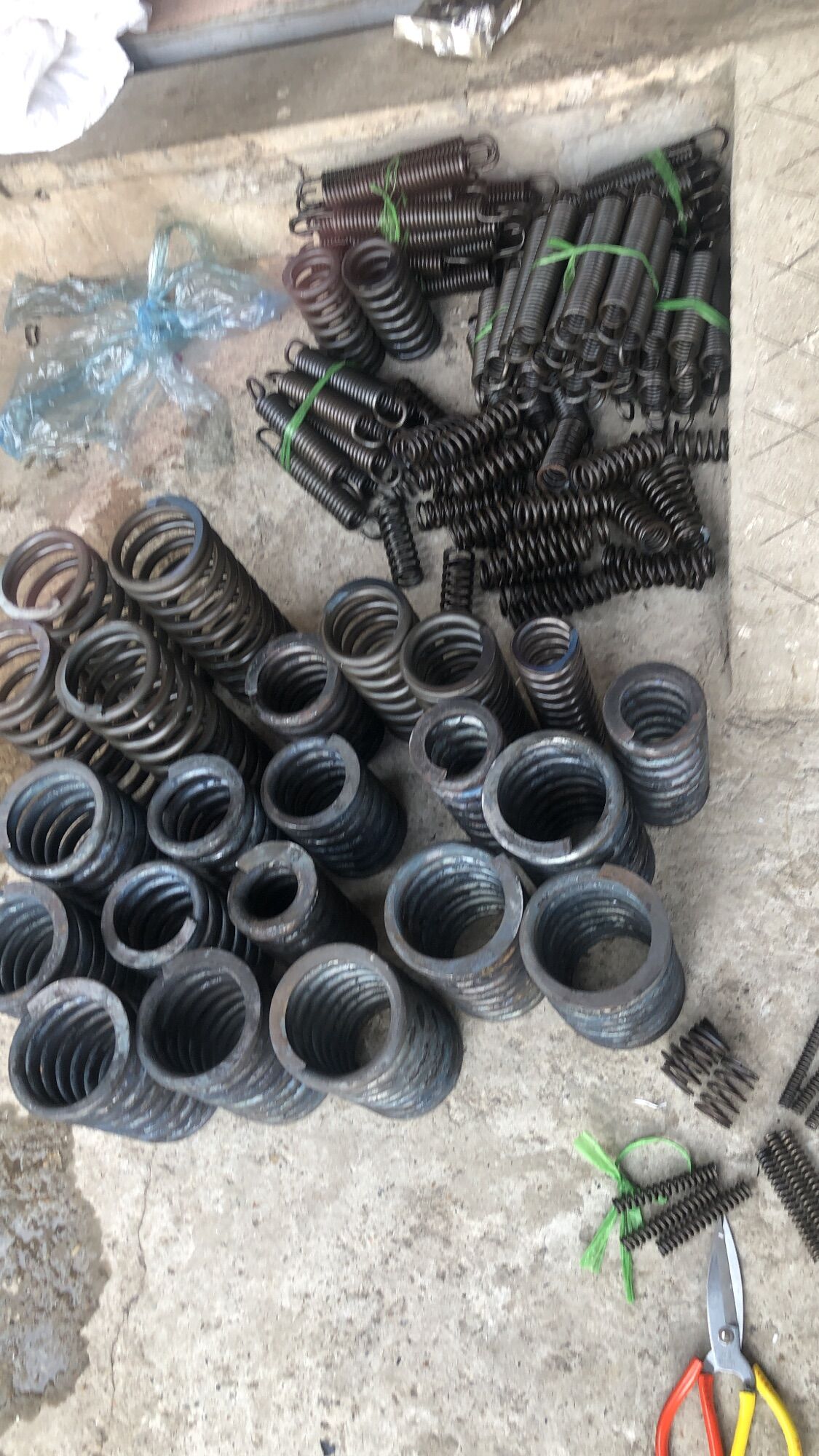 Lò xo nén phi 100(sợi 10mm dài 230mm.Thép chịu lực tốt nhận đặt hàng theo yêu cầu)❌❌❌