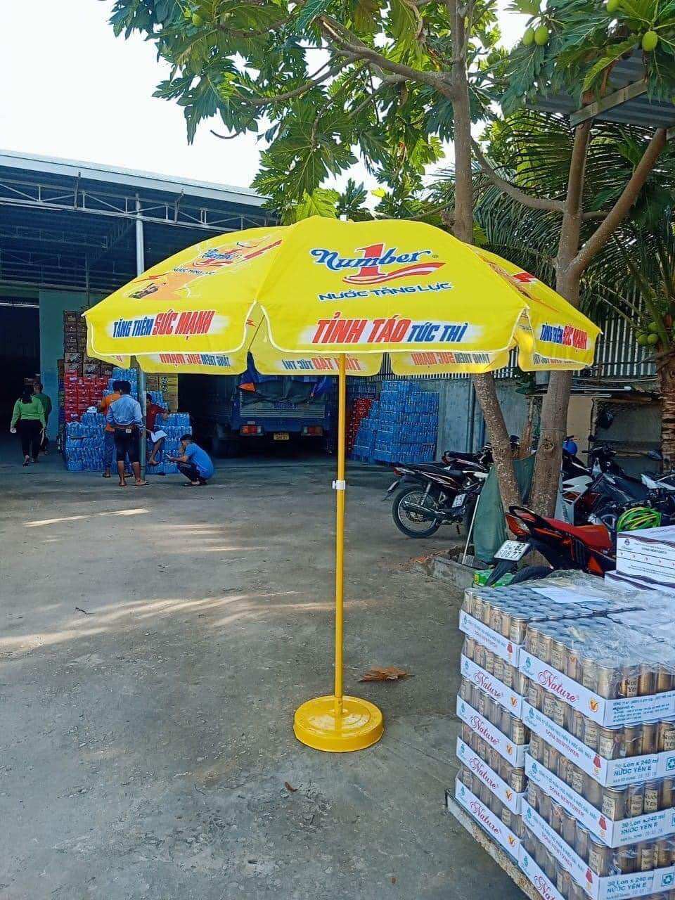 Dù lớn qc mẫu trung rộng 2m4 cao 2m5 không đế màu vàng