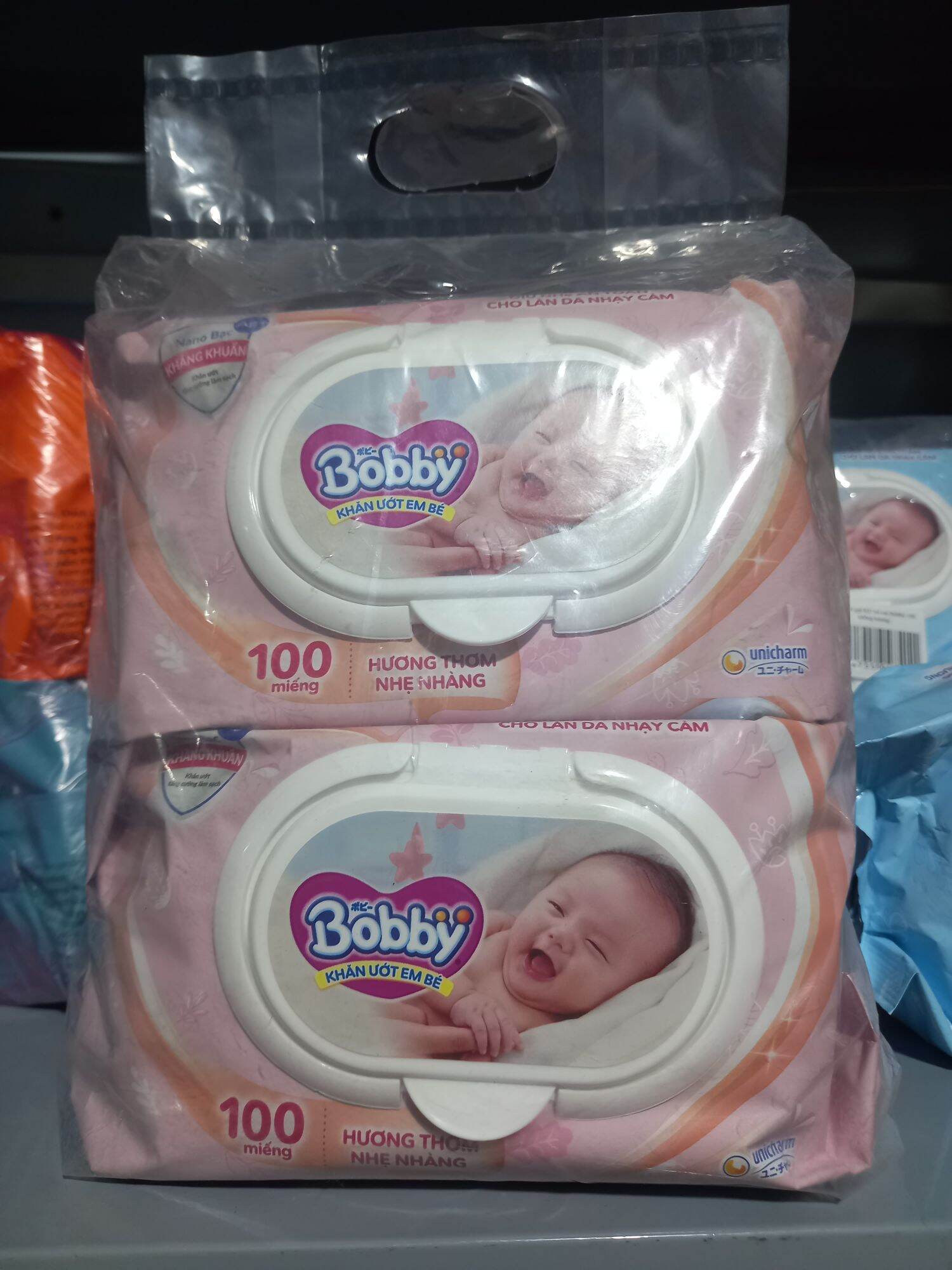 Khăn ướt bobby gói 100 miếng hương thơm dịu nhẹ