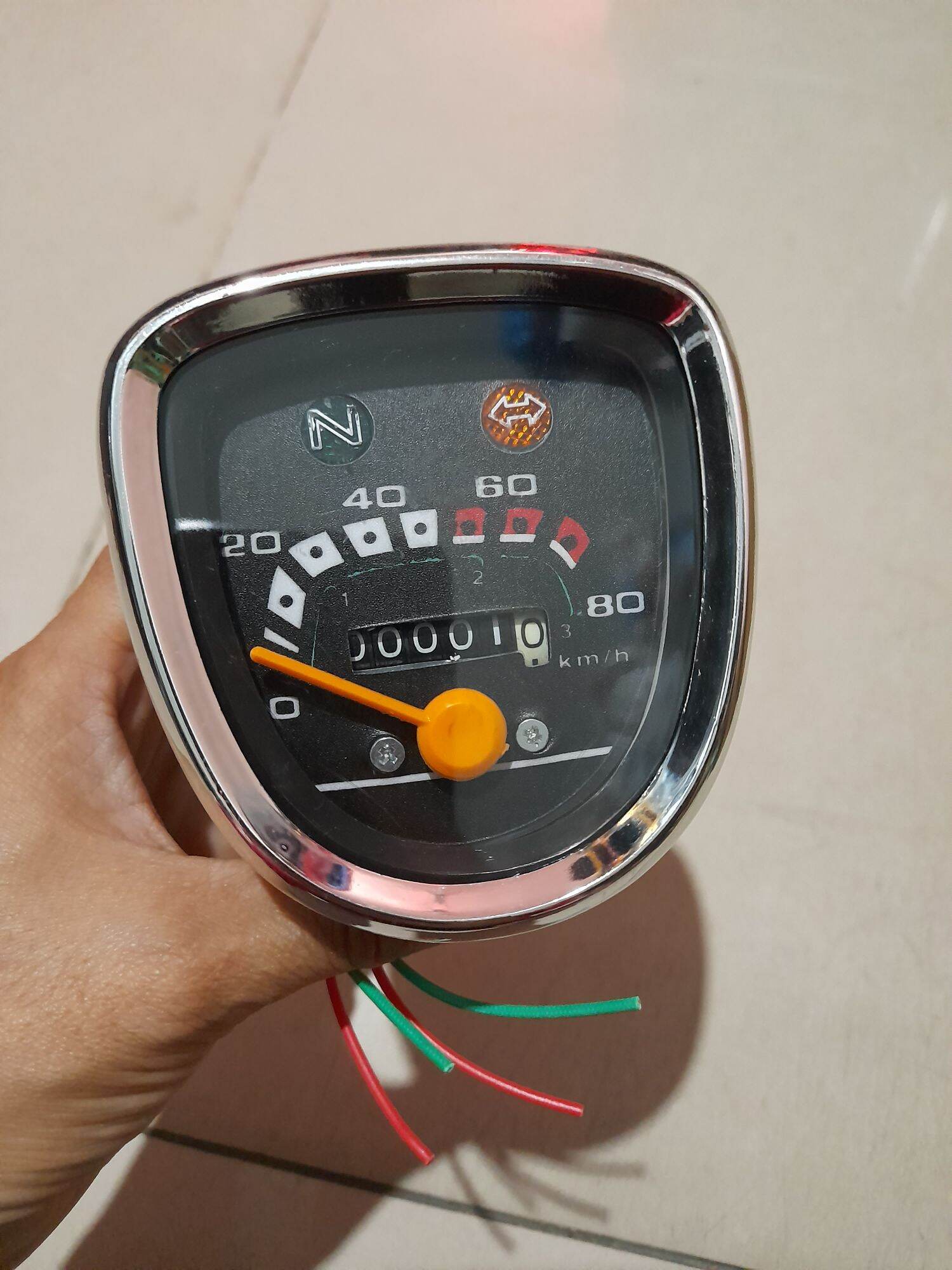 Đồng hồ xe Cúp 81 có kim chạy và kim không chạy.