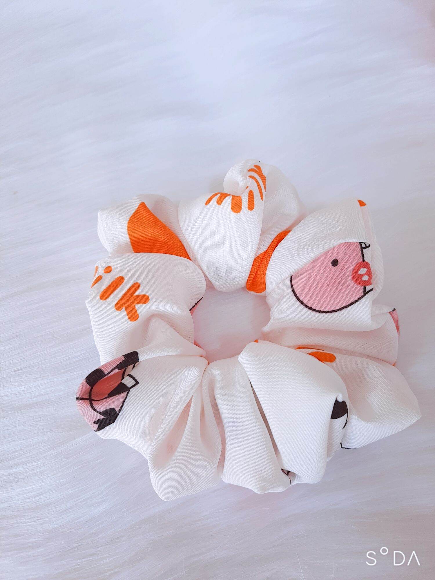 Cột tóc Scrunchies bò sữa