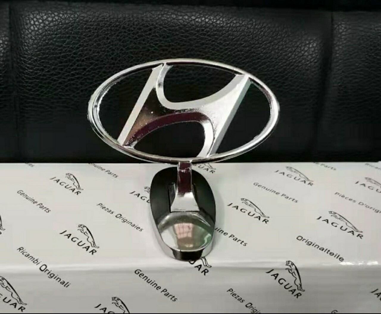 Logo nhỏ gắn mui xe đủ các hãng