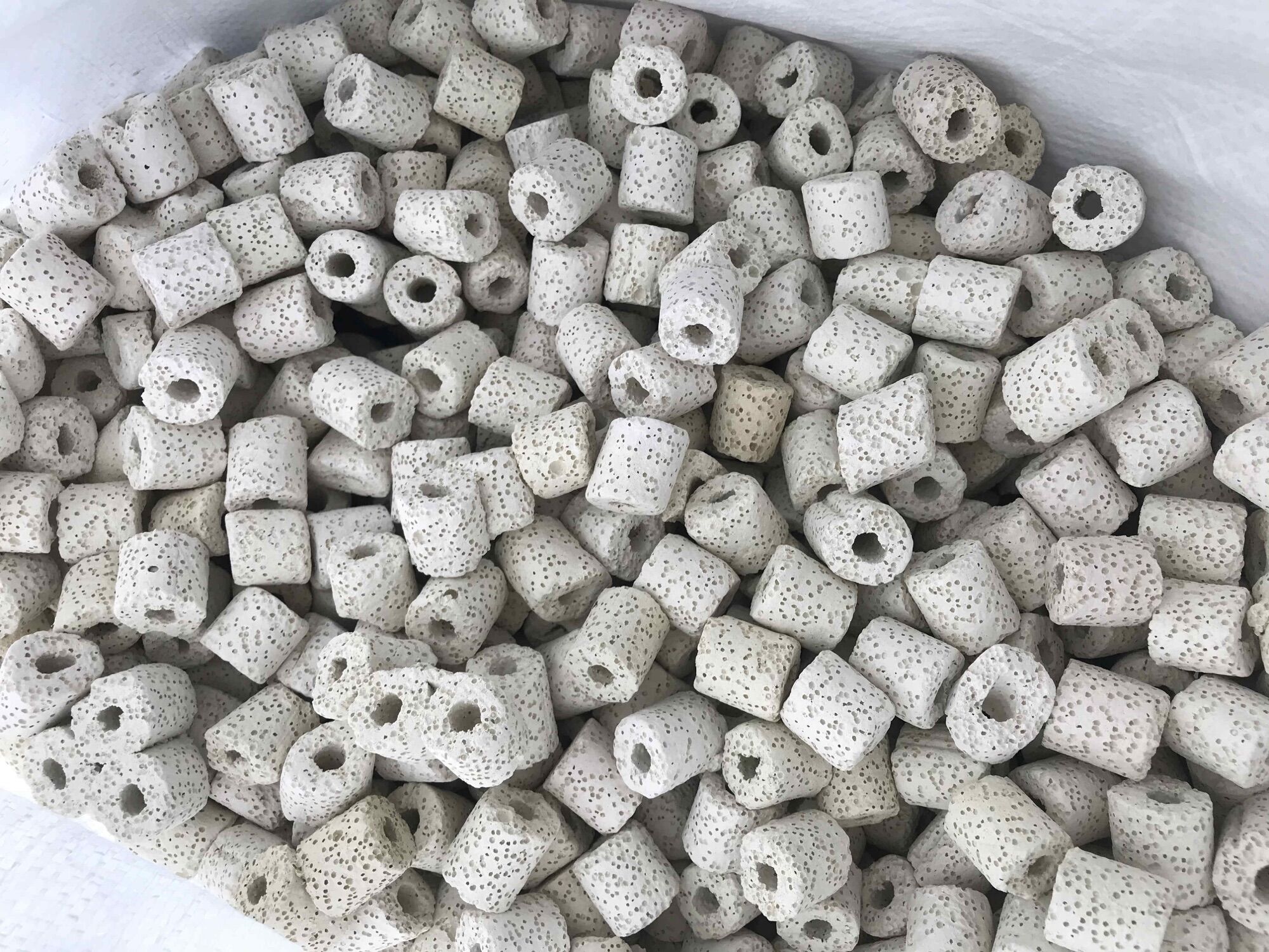 Sứ lỗ lọc bể cá