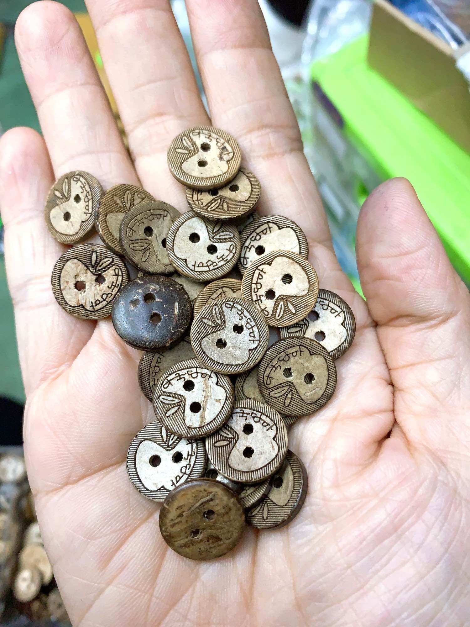 10 nút gỗ vỏ dừa khắc 15mm.