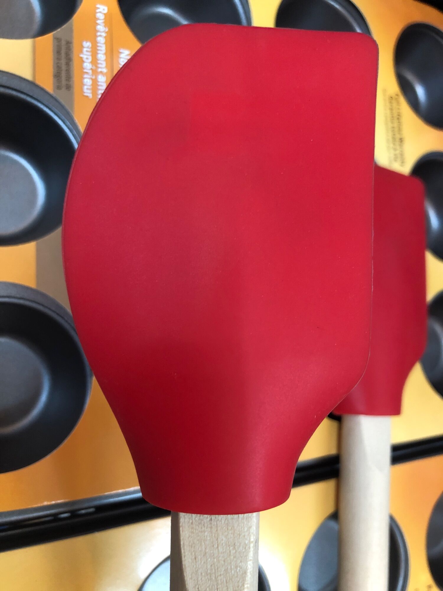Cây vét bột silicone đỏ cán gỗ