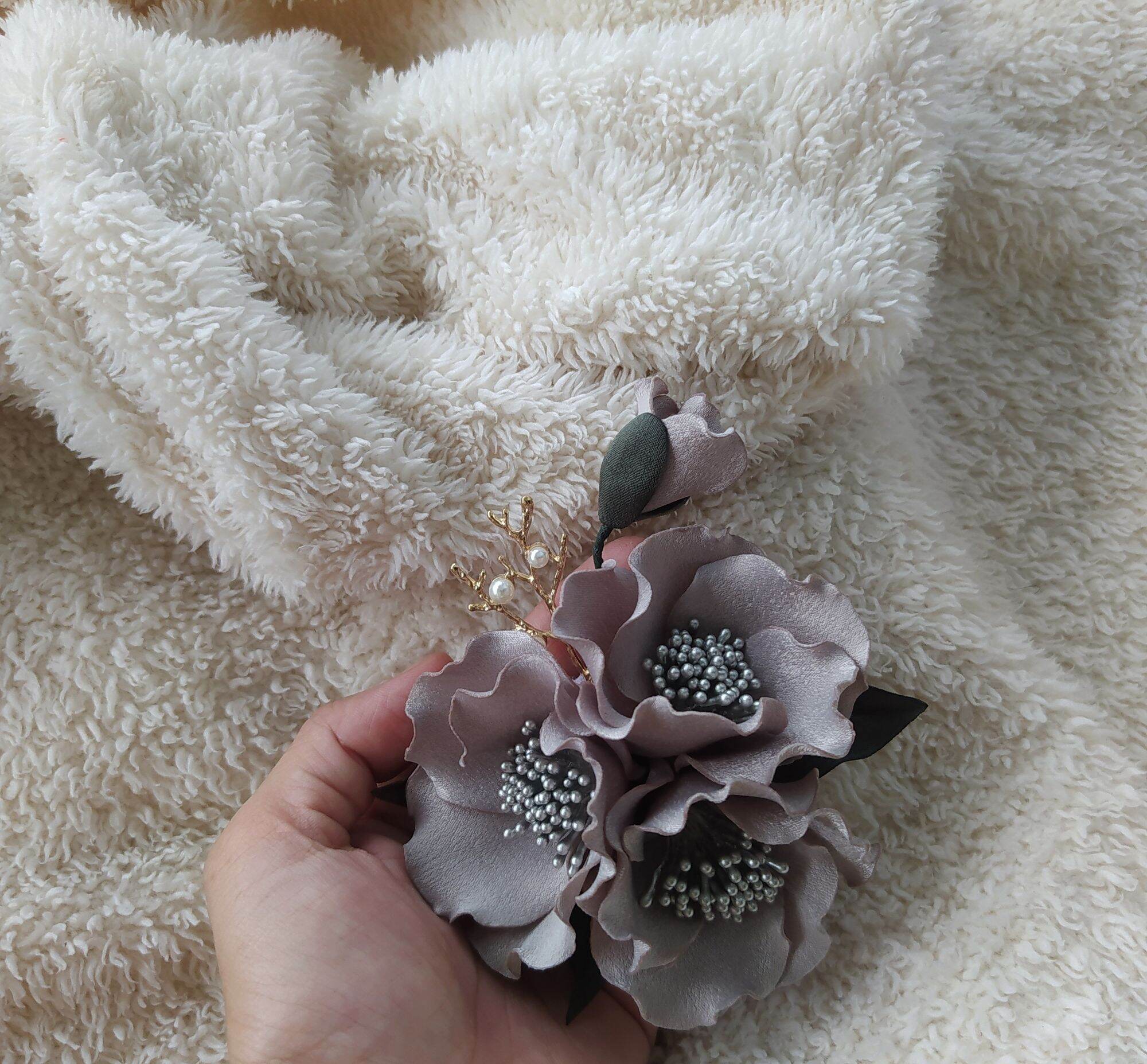 Hoa chùm cài áo handmade Canto màu xám