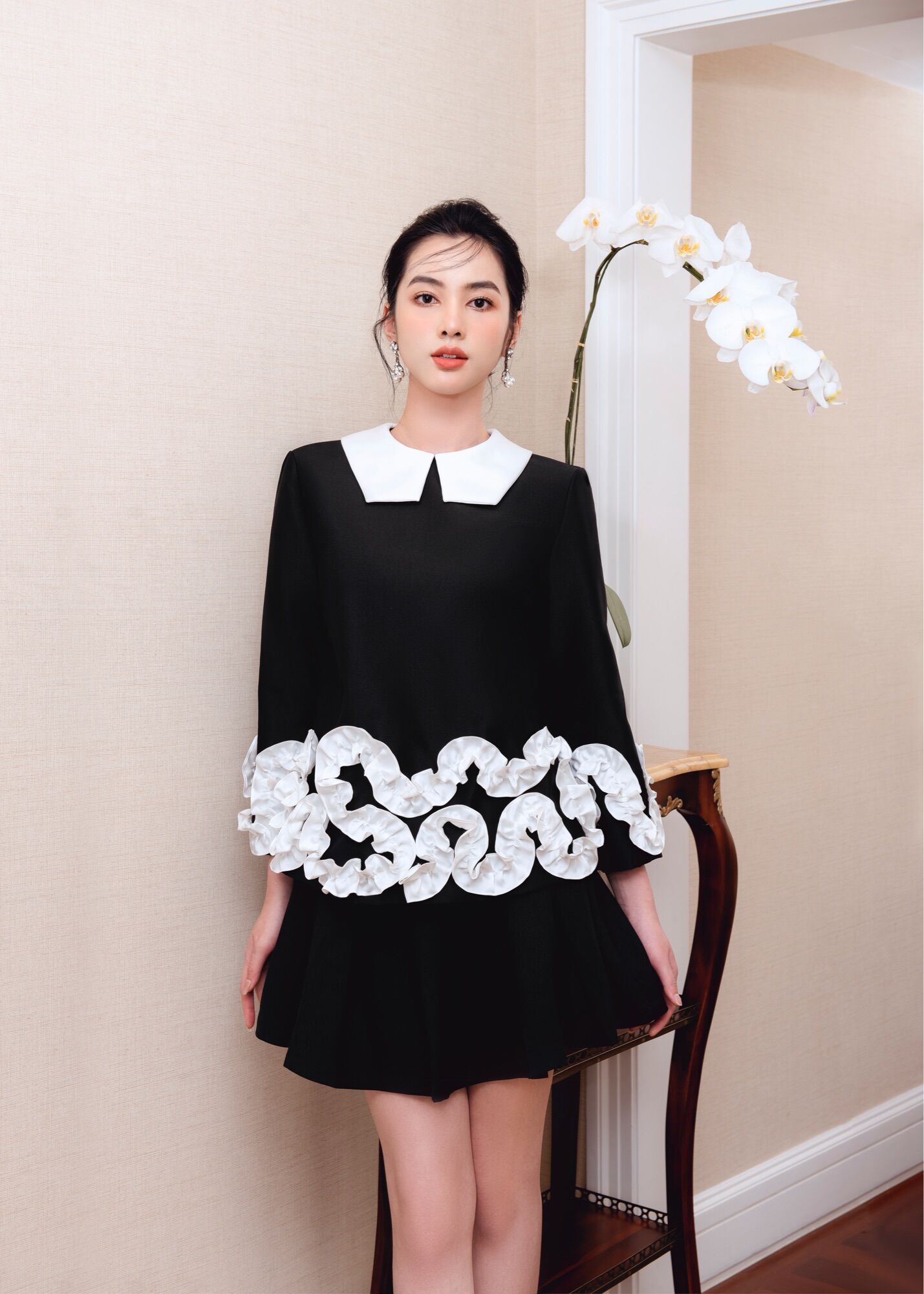 LARMES - Áo đen form vest bèo hoa trắng Nevada - Chân váy đen xếp nếp Novela