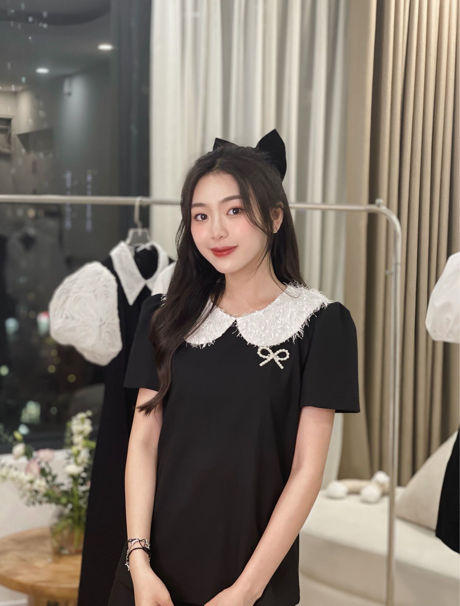 Outset - áo đen cổ lông tiểu thư