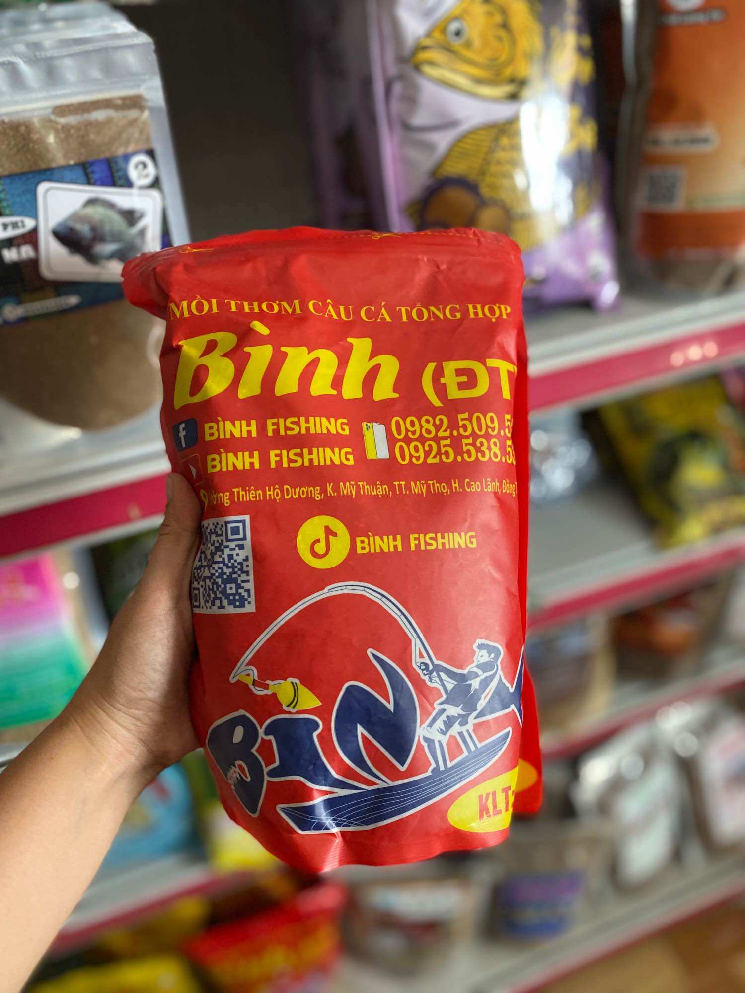 Cám cá bể tổng hợp bình hạt mịn thức ăn cho cá 1kg