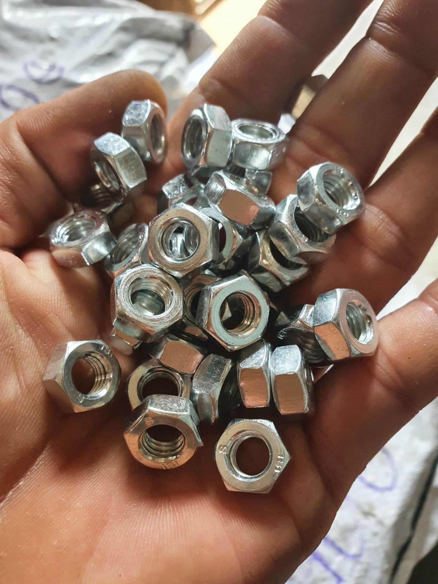 Đai ốc , tán 8li . sắt xi trắng