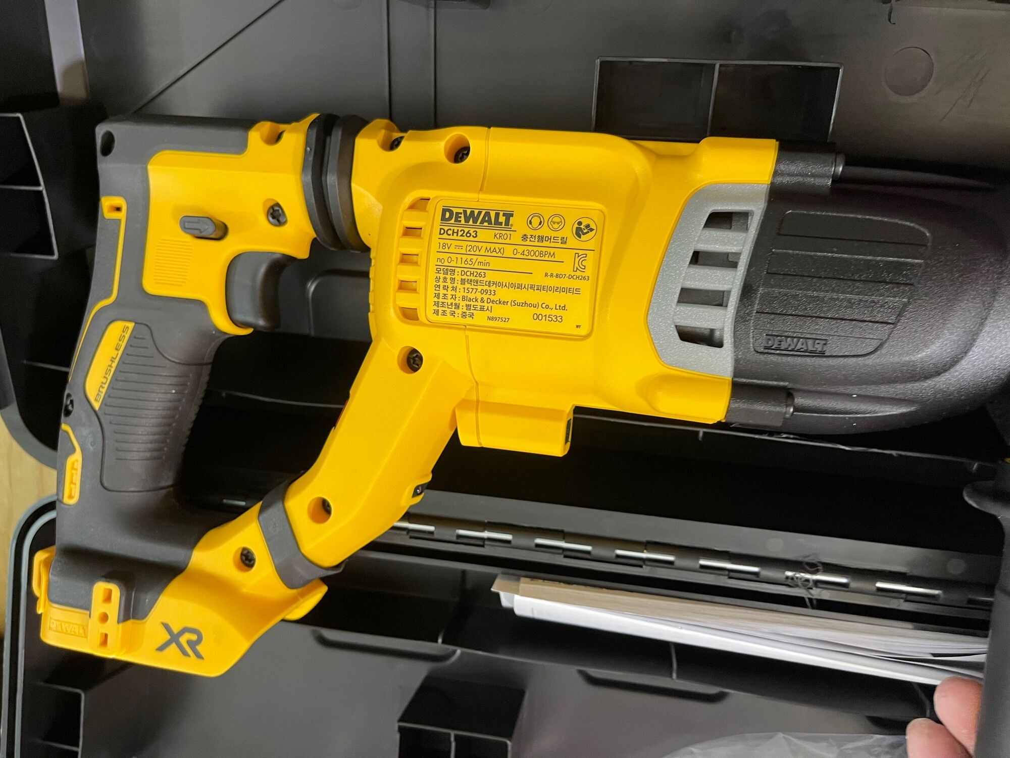 Bê tông dewalt DCH263