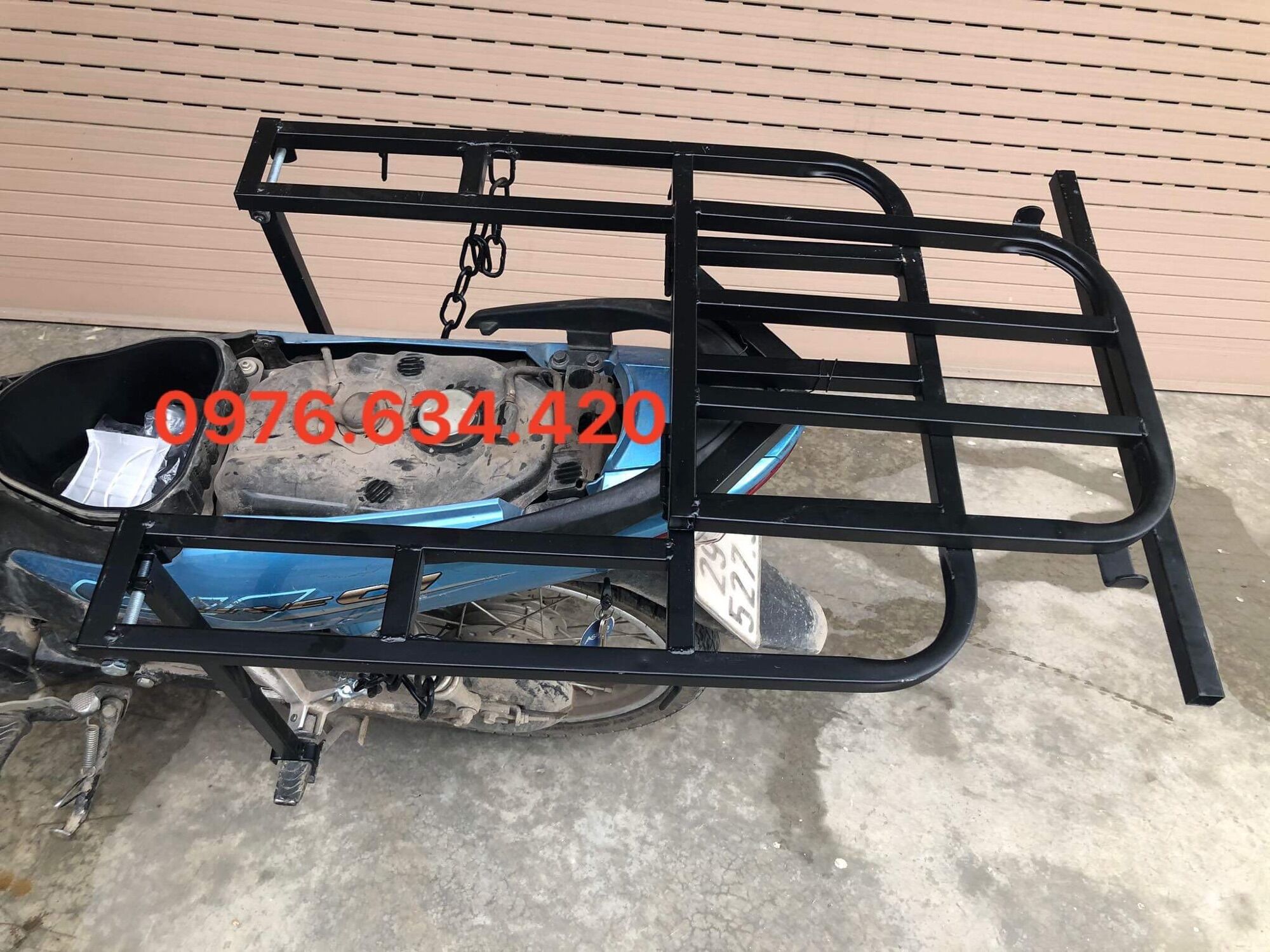 Kệ chở hàng, cáng chở hàng, baga xe máy đa năng có thể mở cốp đổ xăng không cần tháo, có thêm thanh chắn chống trôi hàng - tặng kèm 2 dây chằng hàng
