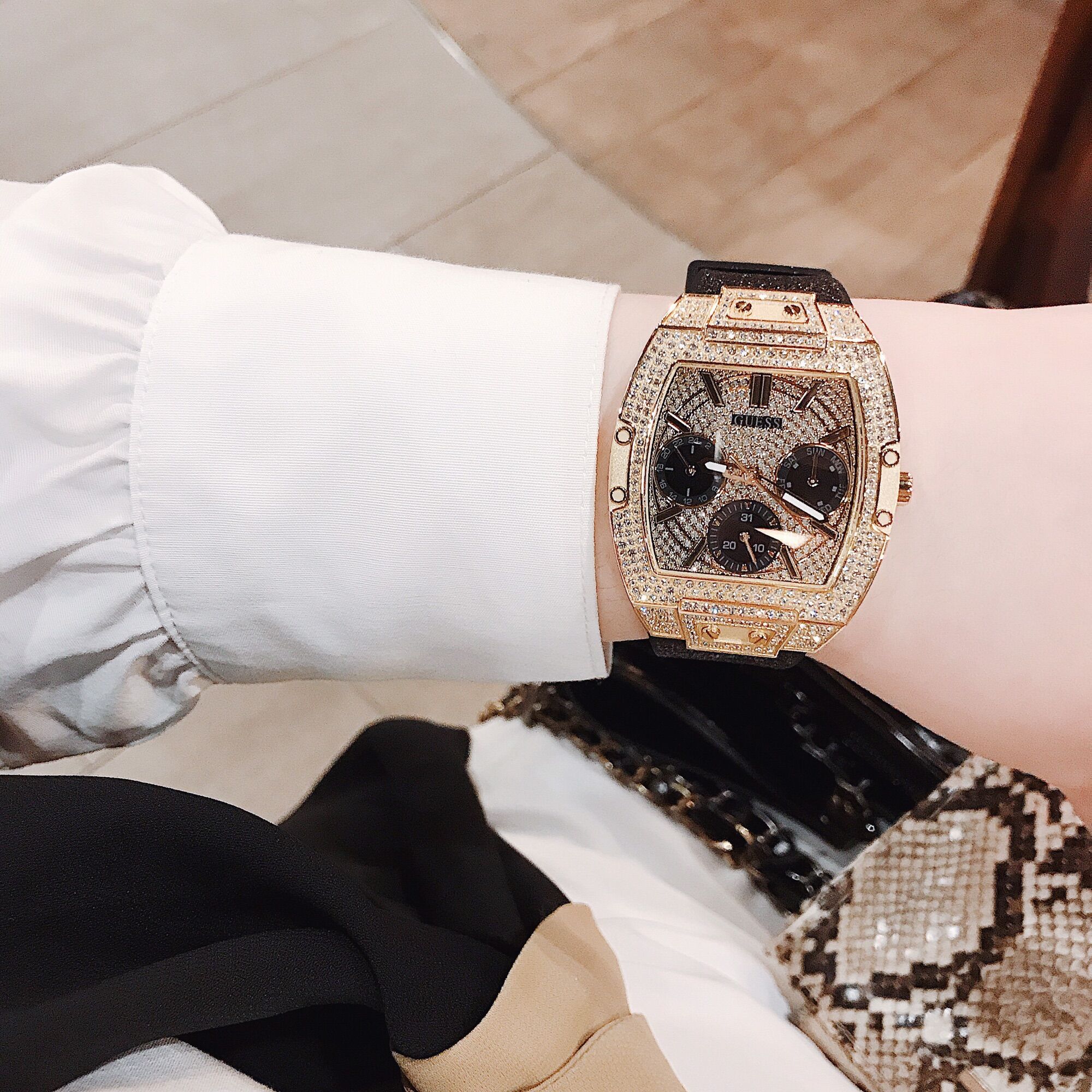 Đồng Hồ Nữ Guess
