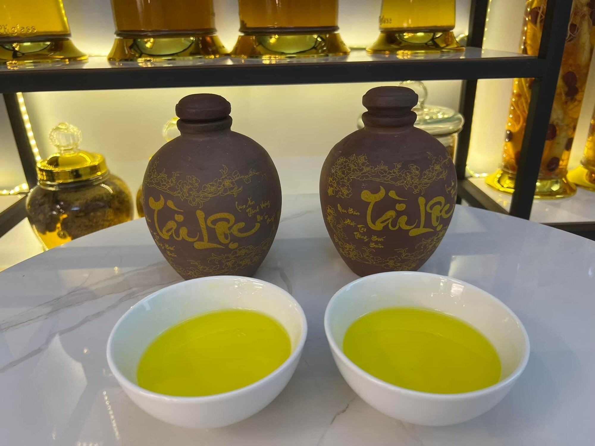 Bình ngô vàng men lá hà giang