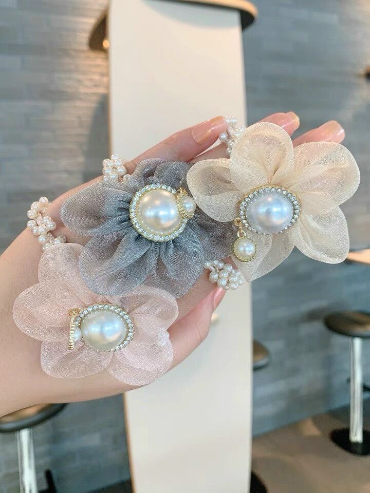 Cột tóc hoa trai xinh xắn