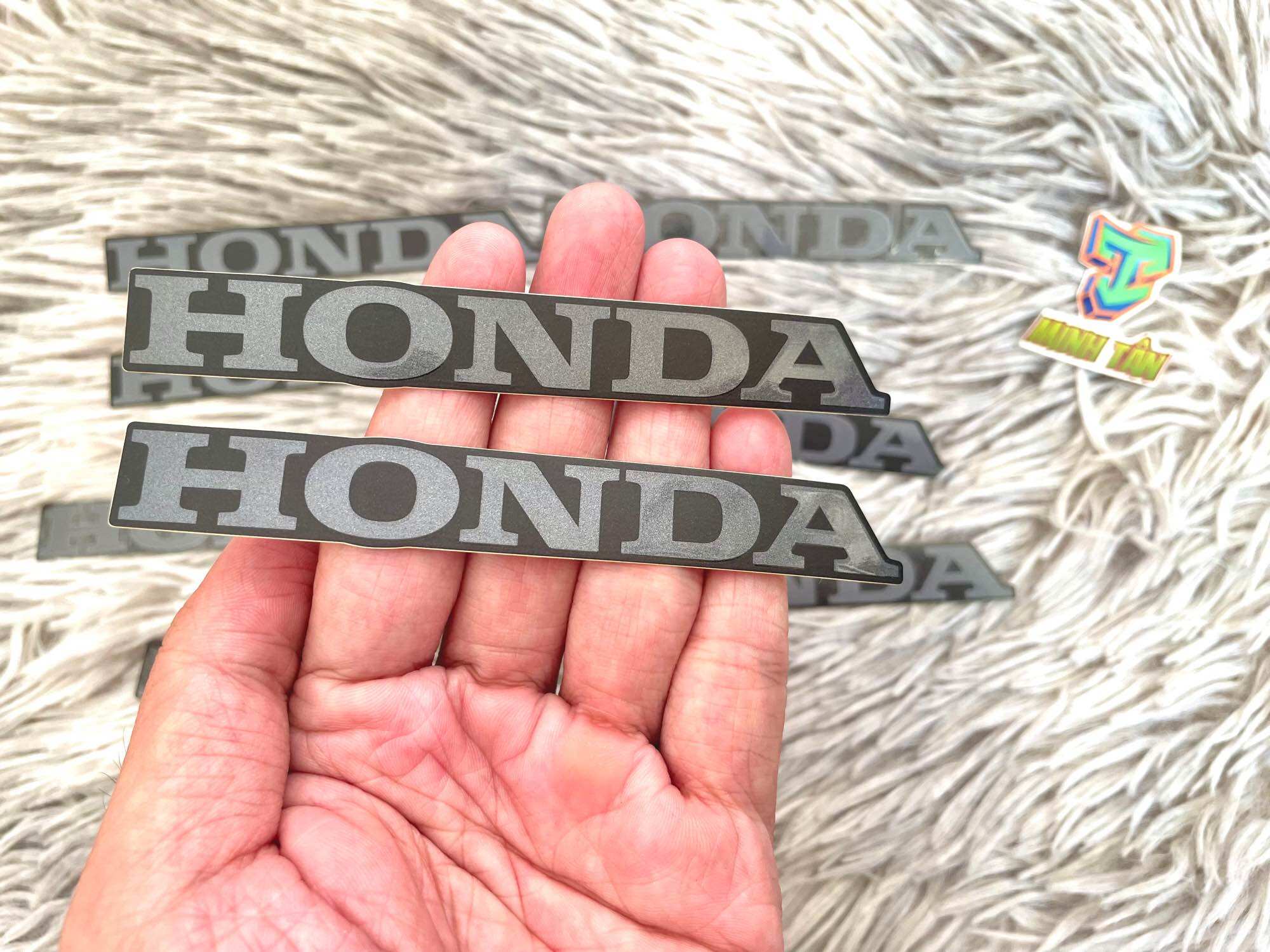 Tem Honda zin trần chữ xám nền đen. Cho AB125 phiên bản đặc biệt