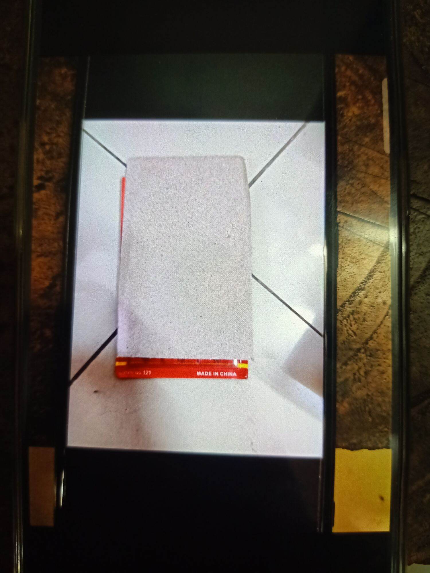 1 chiếc đồ chơi bằng nhựa kèm 1 vỉ phụ kiện