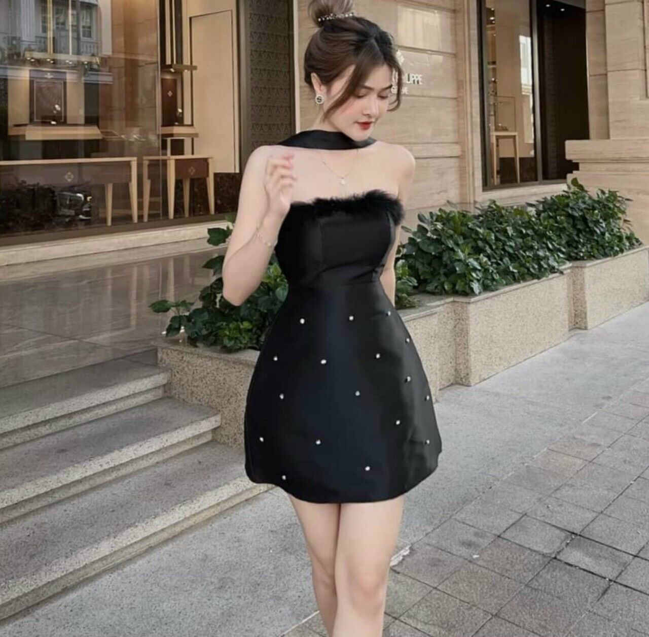 Đầm xoè cúp đính cườm phối lông vũ siêu sang