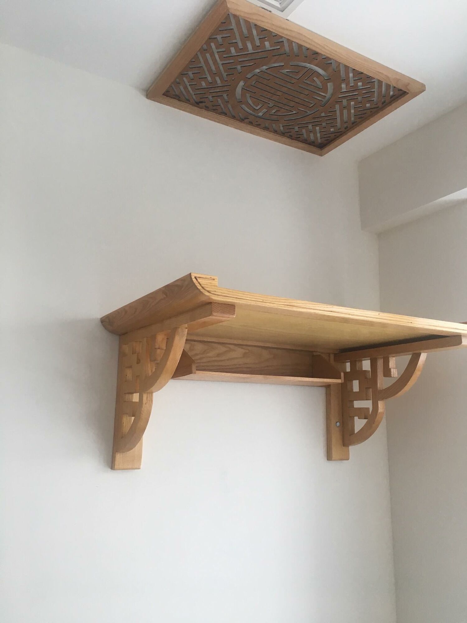 Bàn thờ treo tường gỗ sồi chân hoa kt48x89 chỉ có bàn thờ