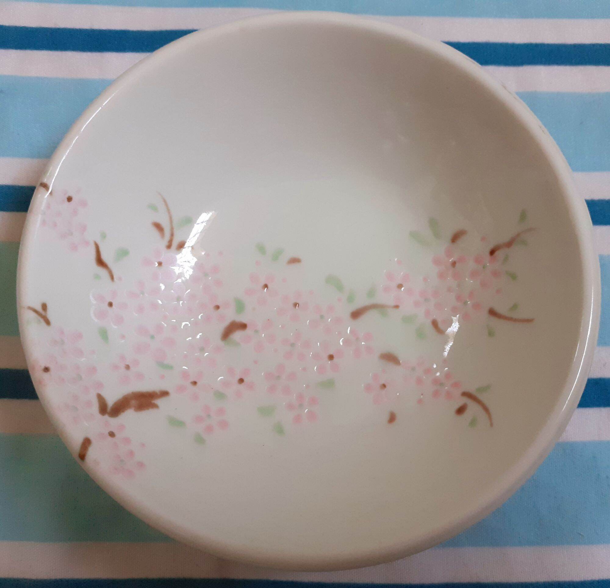 Chén gốm sứ họa tiết hoa nhí khắc chìm 11cm x 3cm