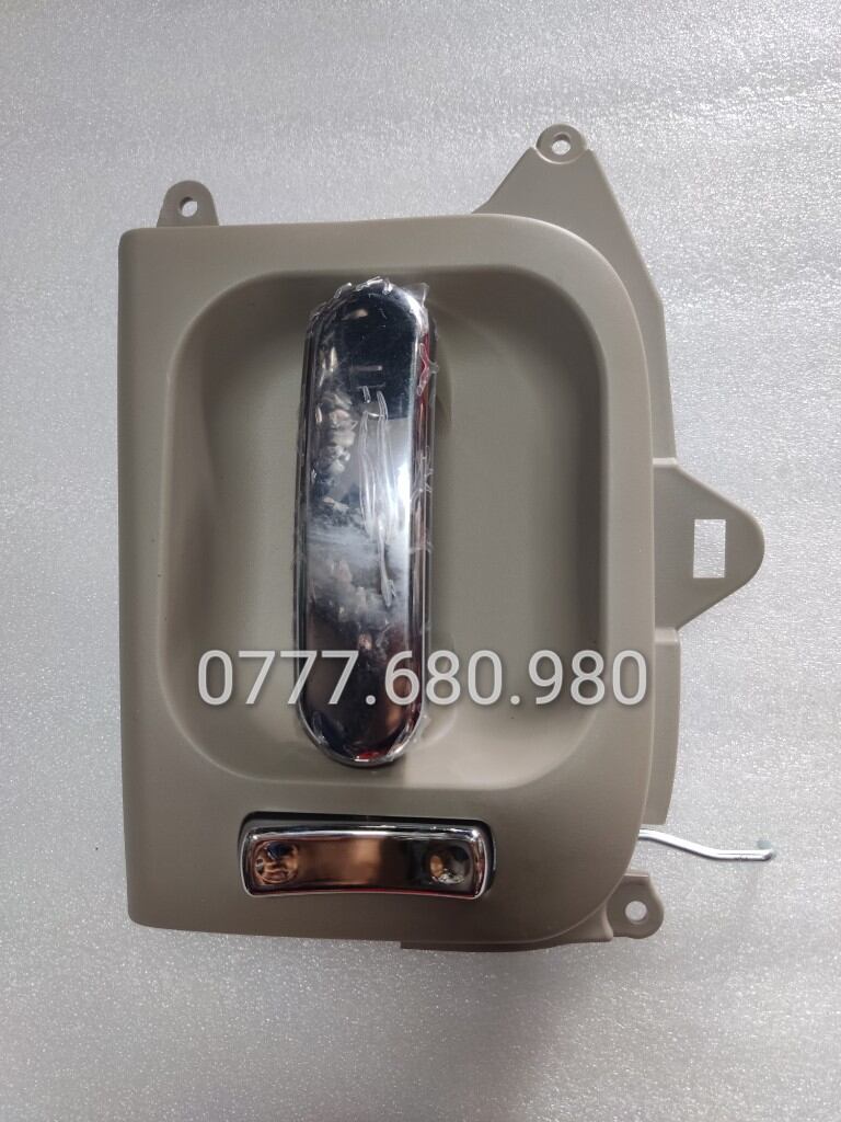 Tay mở cửa sau lùa trong kia carnival