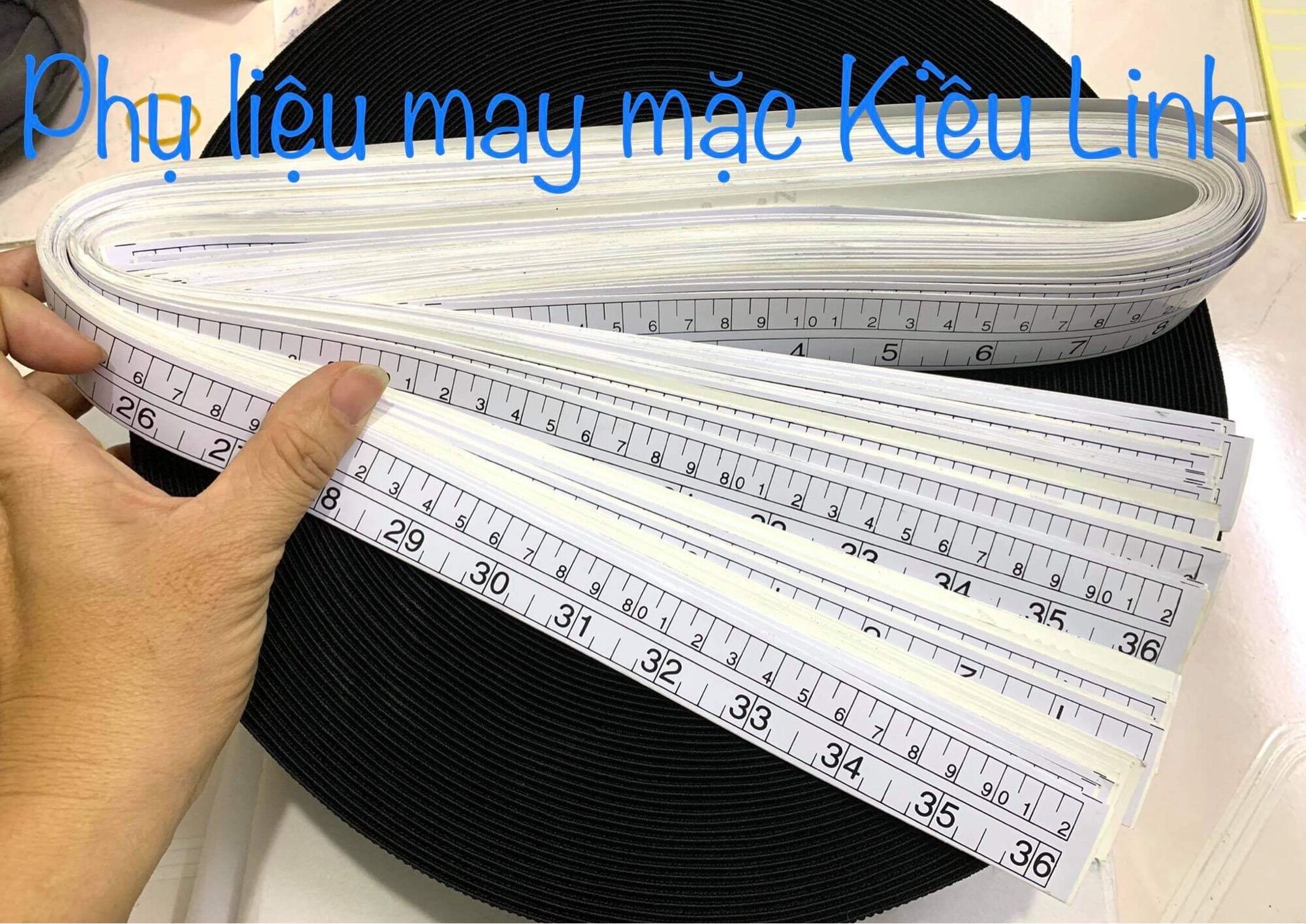 1 cái thước giấy dán bàn máy may