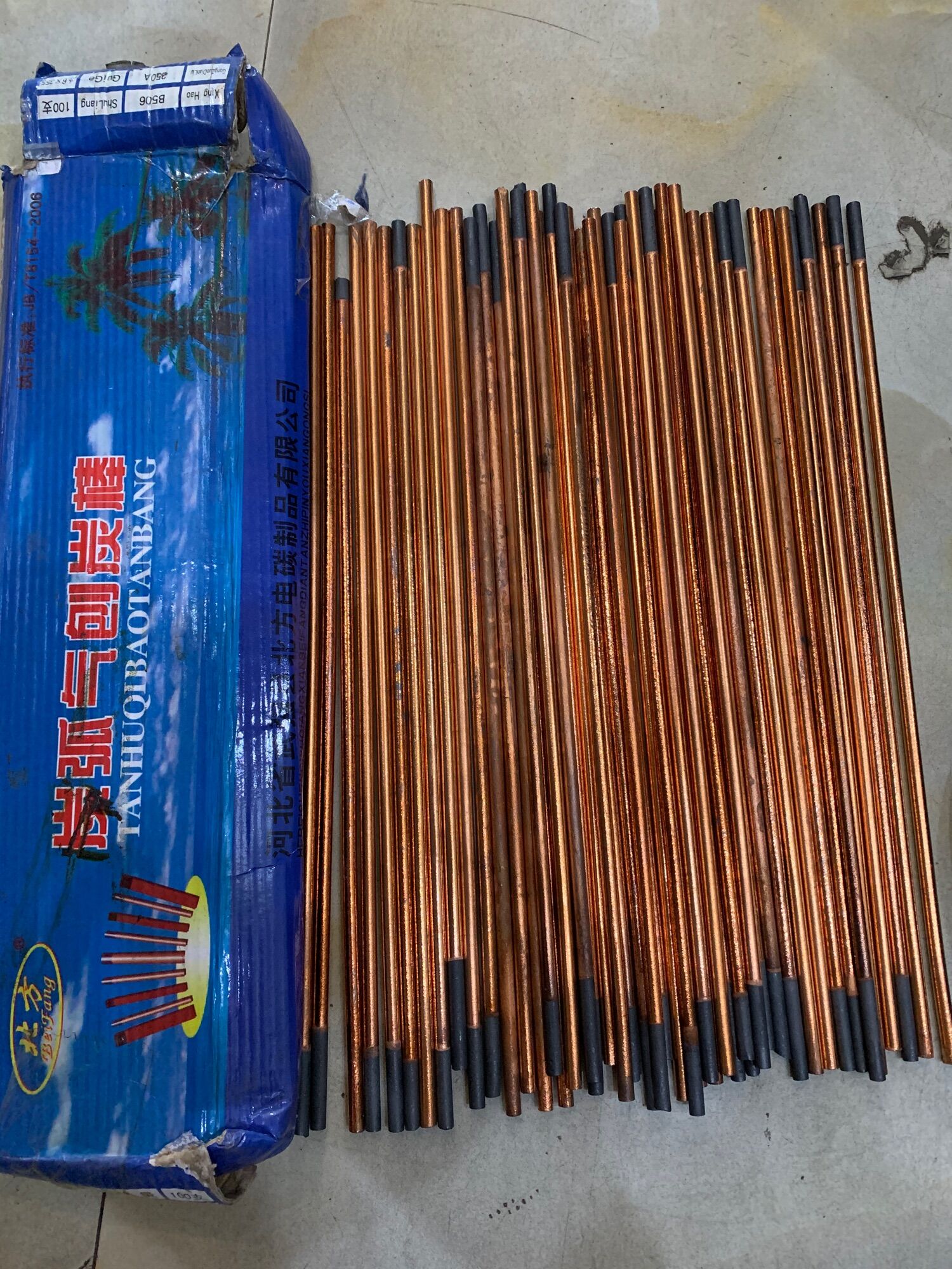 QUE THÔI THAN CACBON PHI 6*355 HỘP 100QUE-PHI 10 *355 HỘP 50 QUE  NK TQ