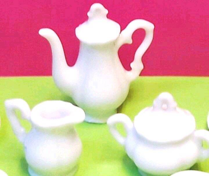 Bộ trà lưu niệm bằng sứ thủ công