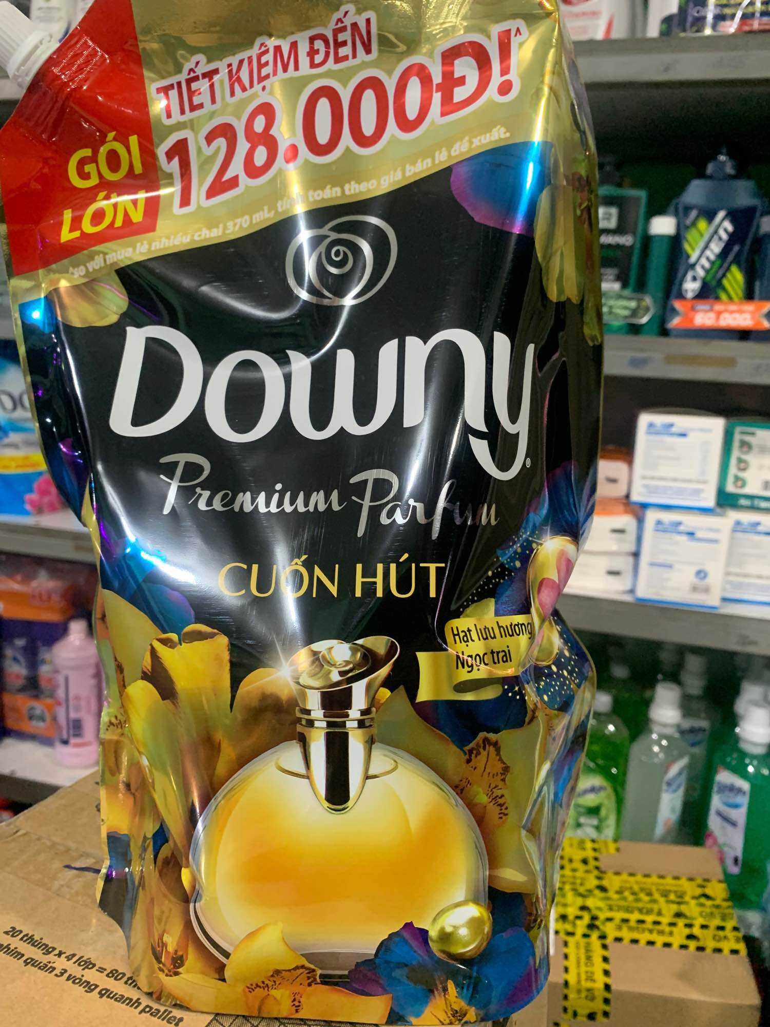 Nước xả vải Downy hương nước hoa cuốn hút 2.2L