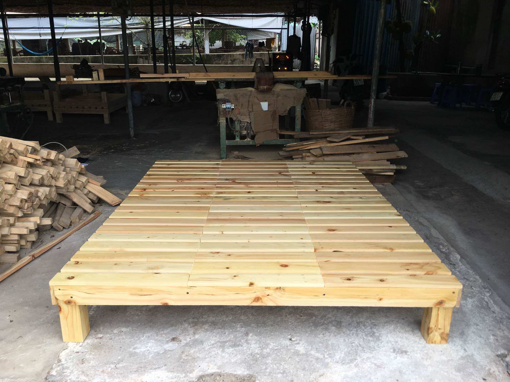 Giường Pallet gỗ thông chân cao 30cm